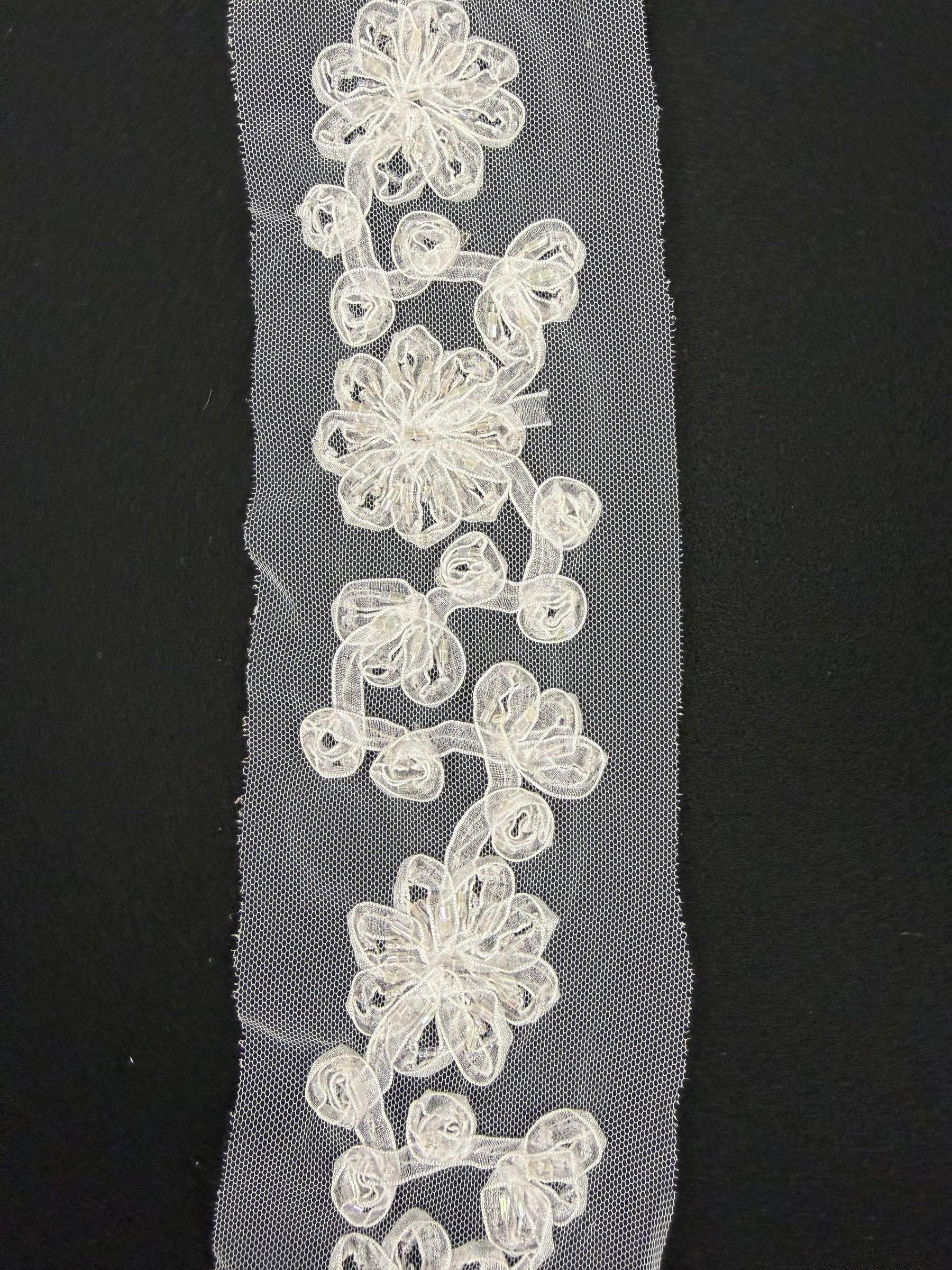 Bordure de ruban blanche à perles - T85