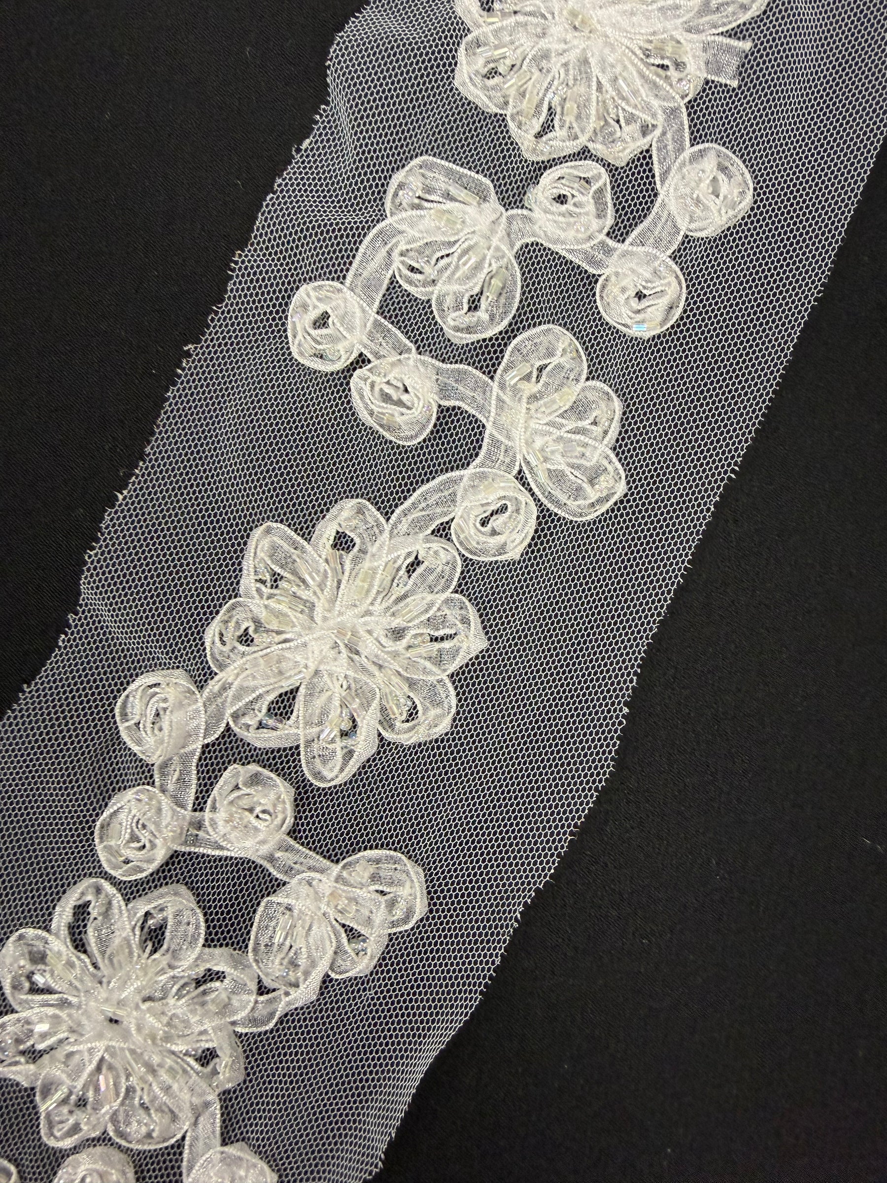 Bordure de ruban blanche à perles - T85