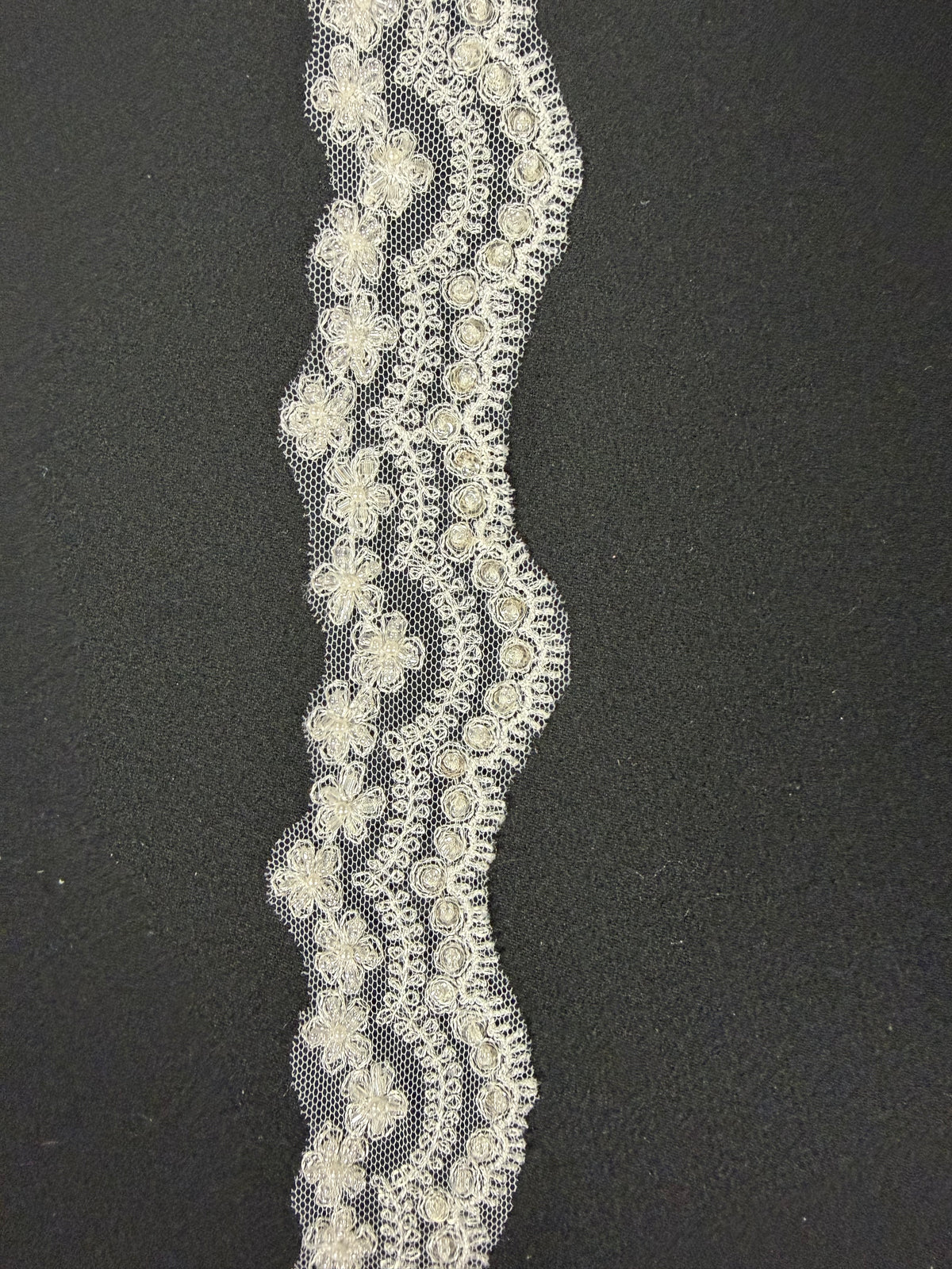 Bordure blanche à perles et sequins - T83