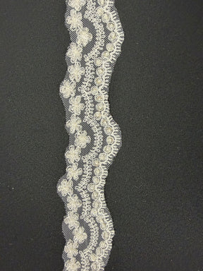 Bordure blanche à perles et sequins - T83