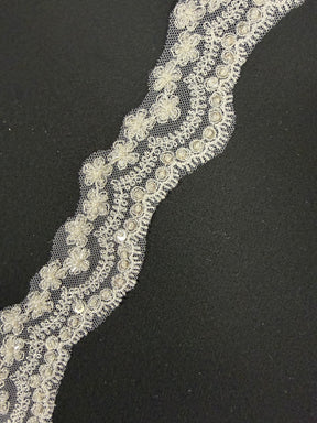 Bordure blanche à perles et sequins - T83