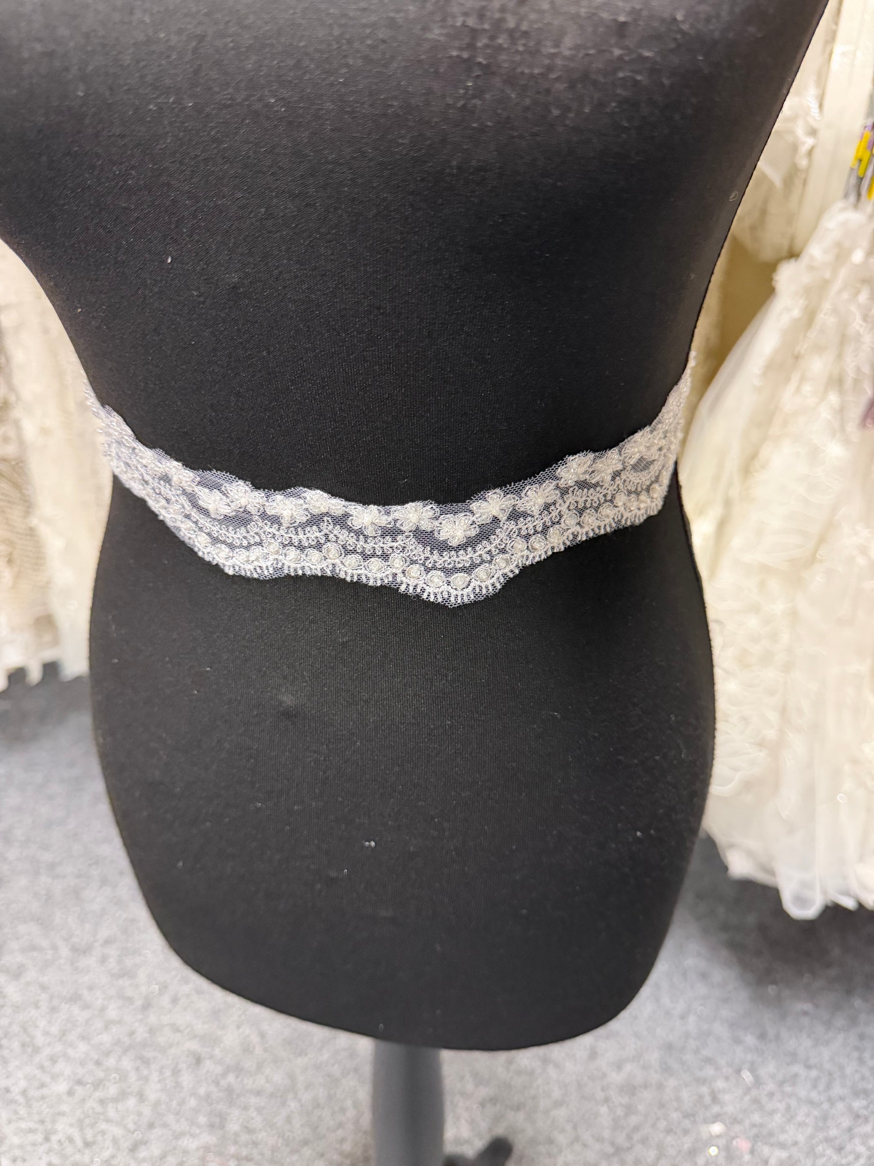 Bordure blanche à perles et sequins - T83