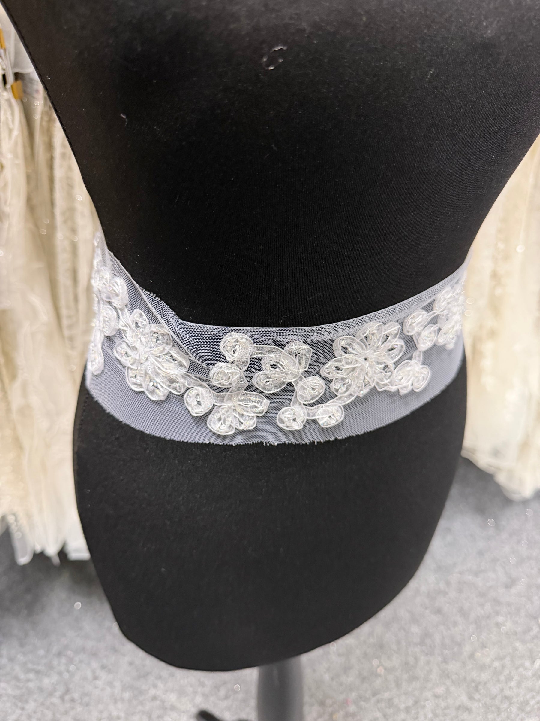 Bordure de ruban blanche à perles - T85