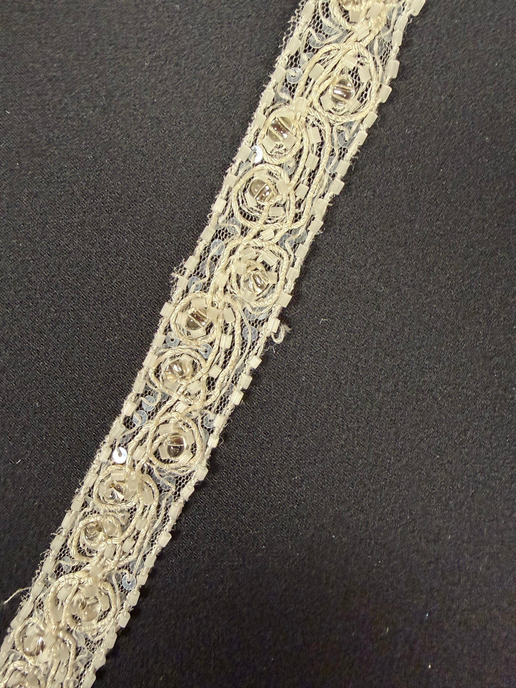 Galon de dentelle ivoire pâle orné de perles - T80