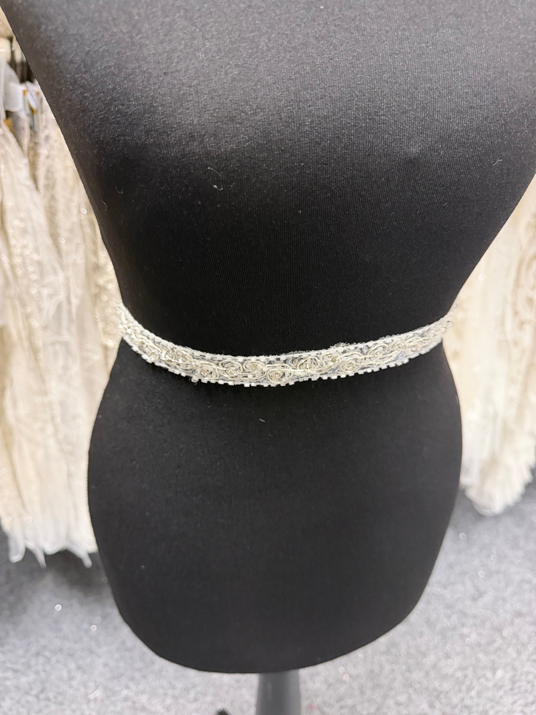 Galon de dentelle ivoire pâle orné de perles - T80
