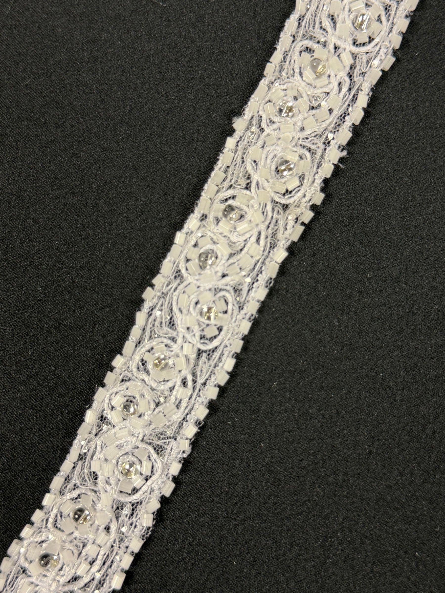 Garniture en dentelle perlée blanche - T80
