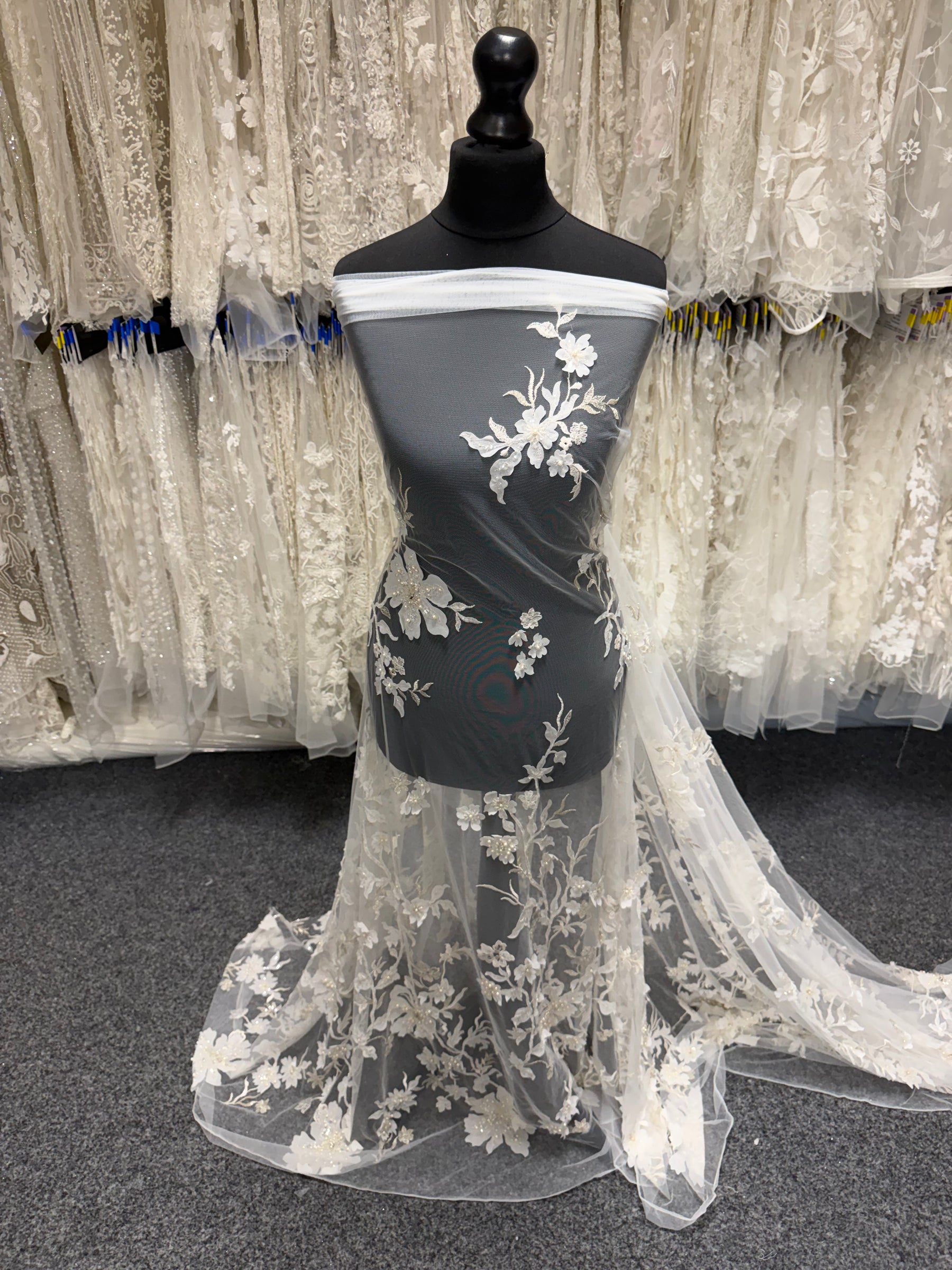 Dentelle brodée ivoire - EB1015