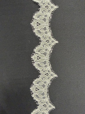 Bordure en dentelle Chantilly ivoire - T360