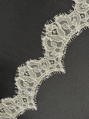 Bordure en dentelle Chantilly ivoire - T360