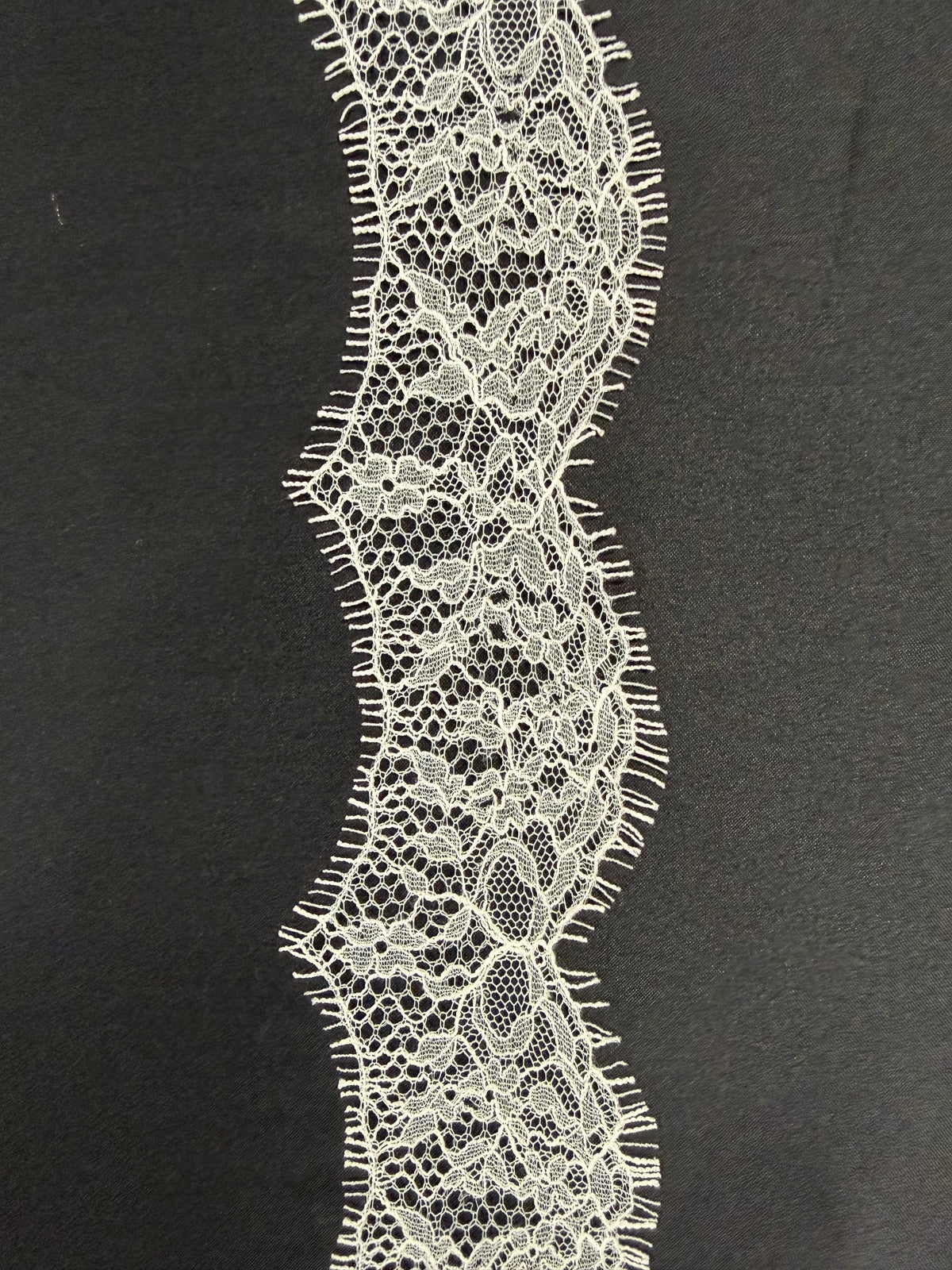 Garniture en dentelle Chantilly ivoire - T439