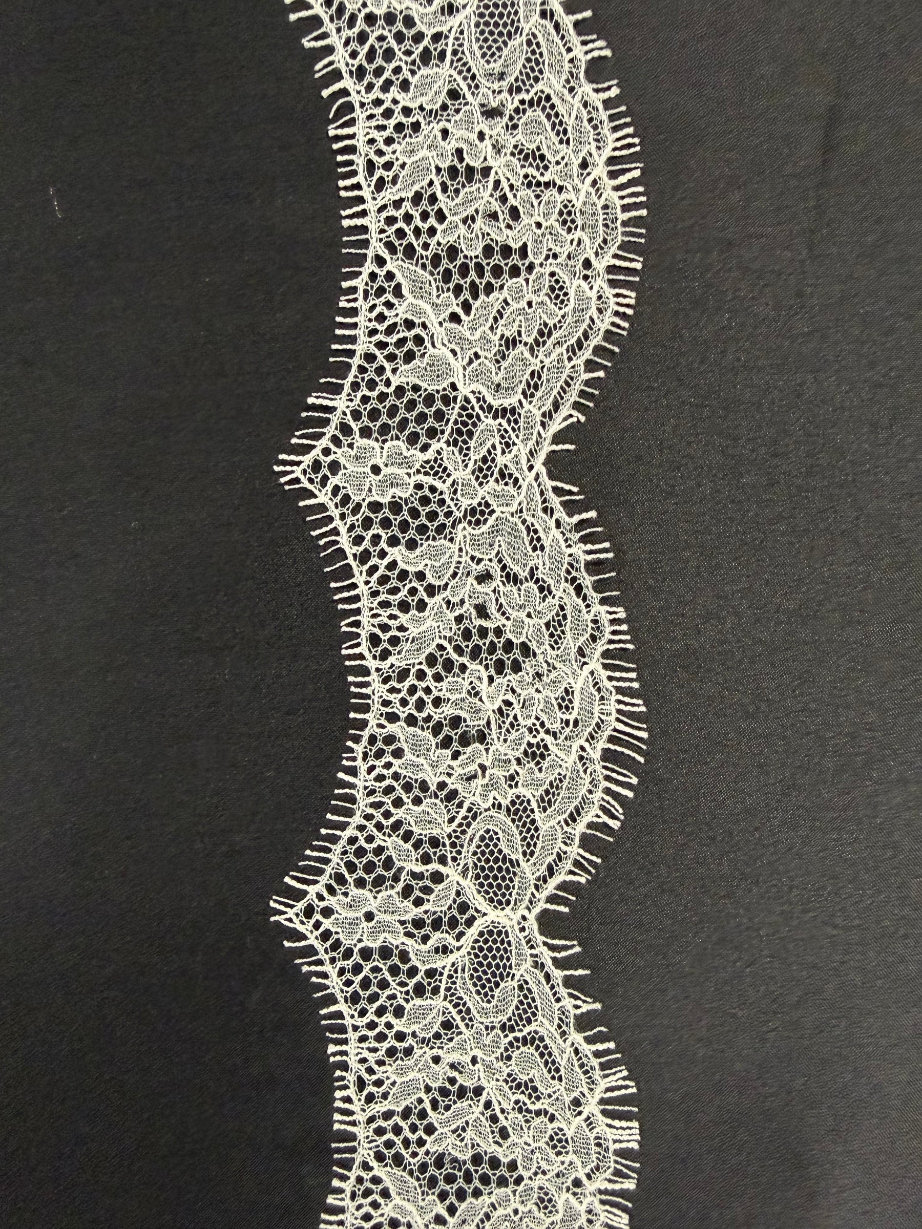 Garniture en dentelle Chantilly ivoire - T439