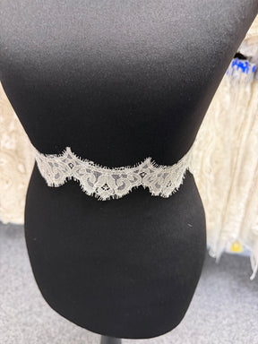 Bordure en dentelle Chantilly ivoire - T360