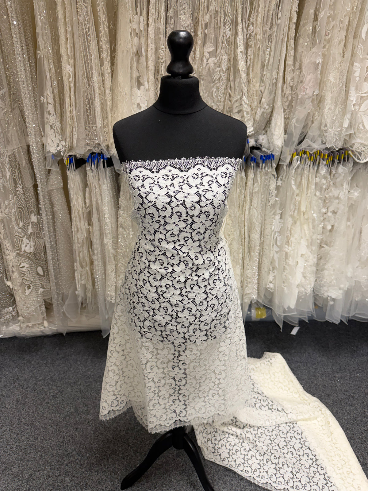 Dentelle française festonnée ivoire - LA4008