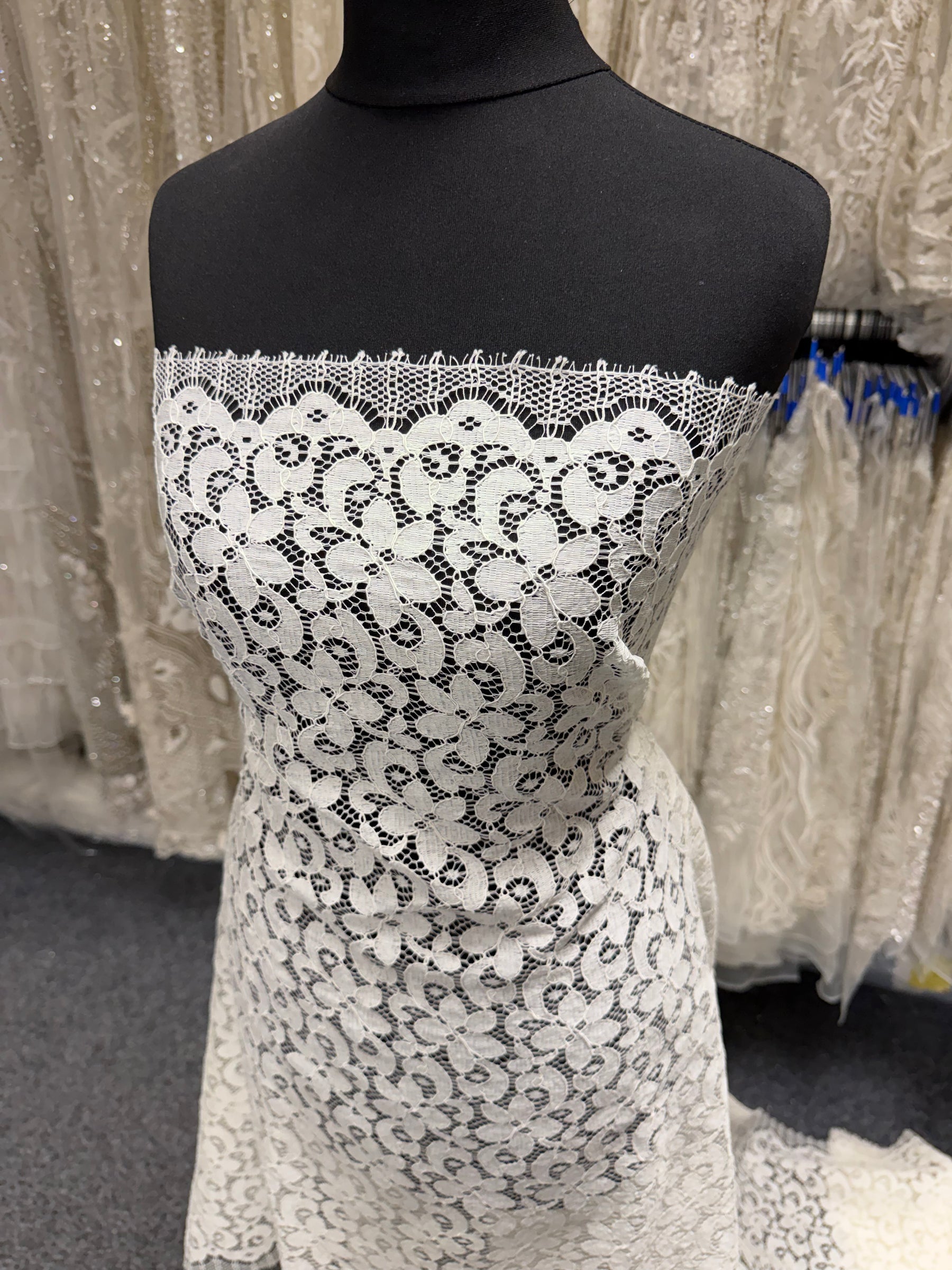 Dentelle française festonnée ivoire - LA4008