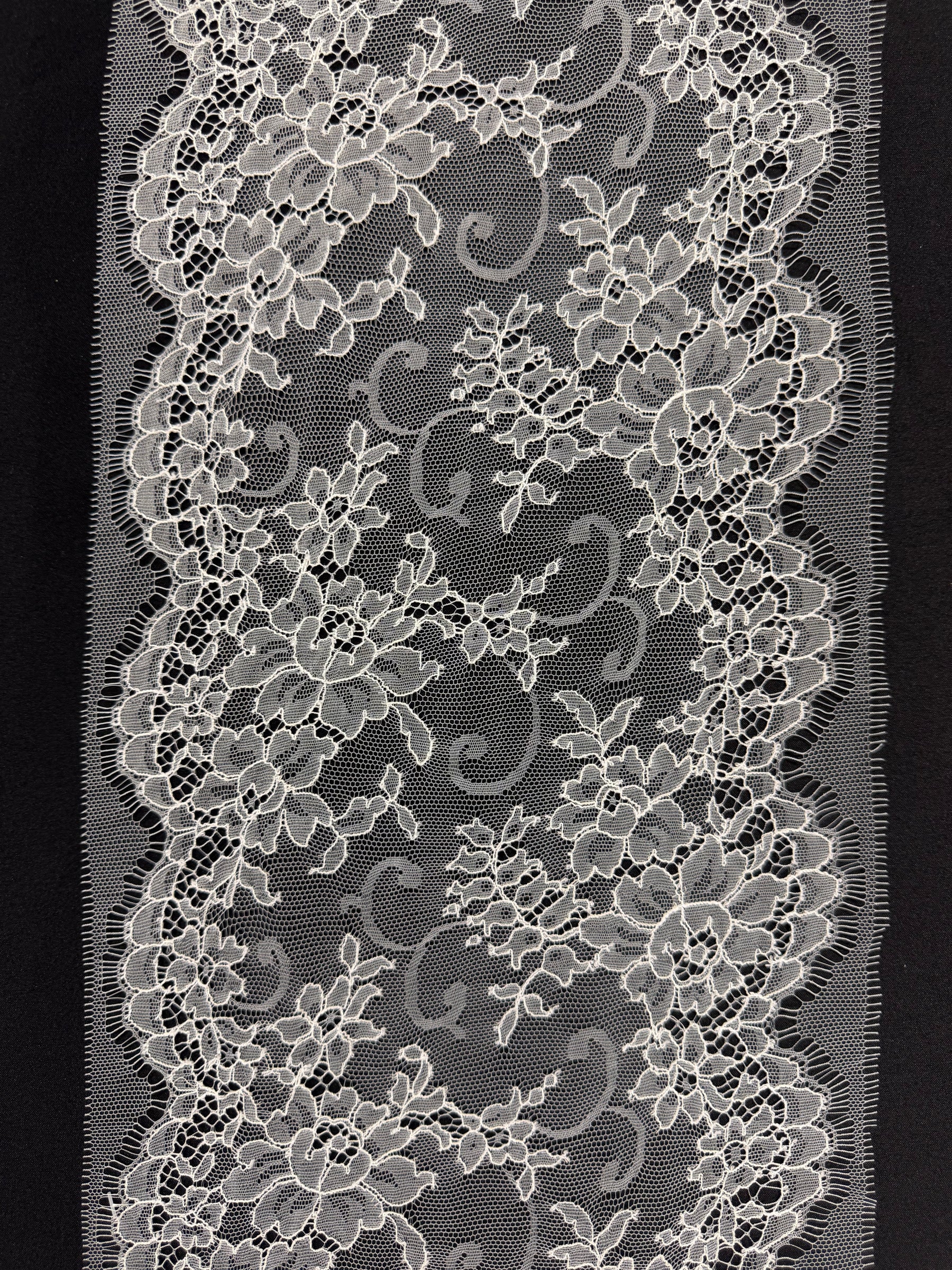 Galon de dentelle Chantilly ivoire - T173