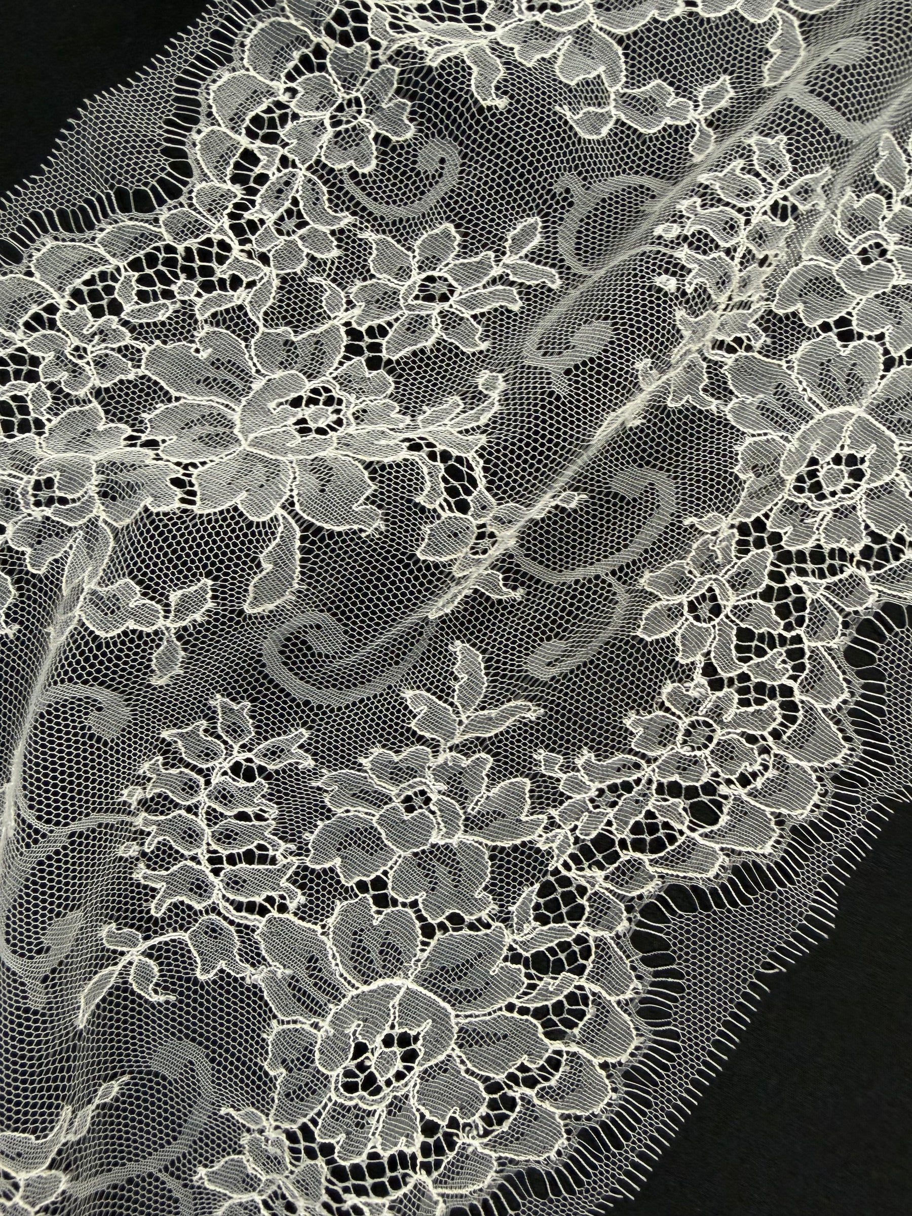 Galon de dentelle Chantilly ivoire - T173