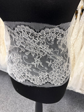 Galon de dentelle Chantilly ivoire - T173