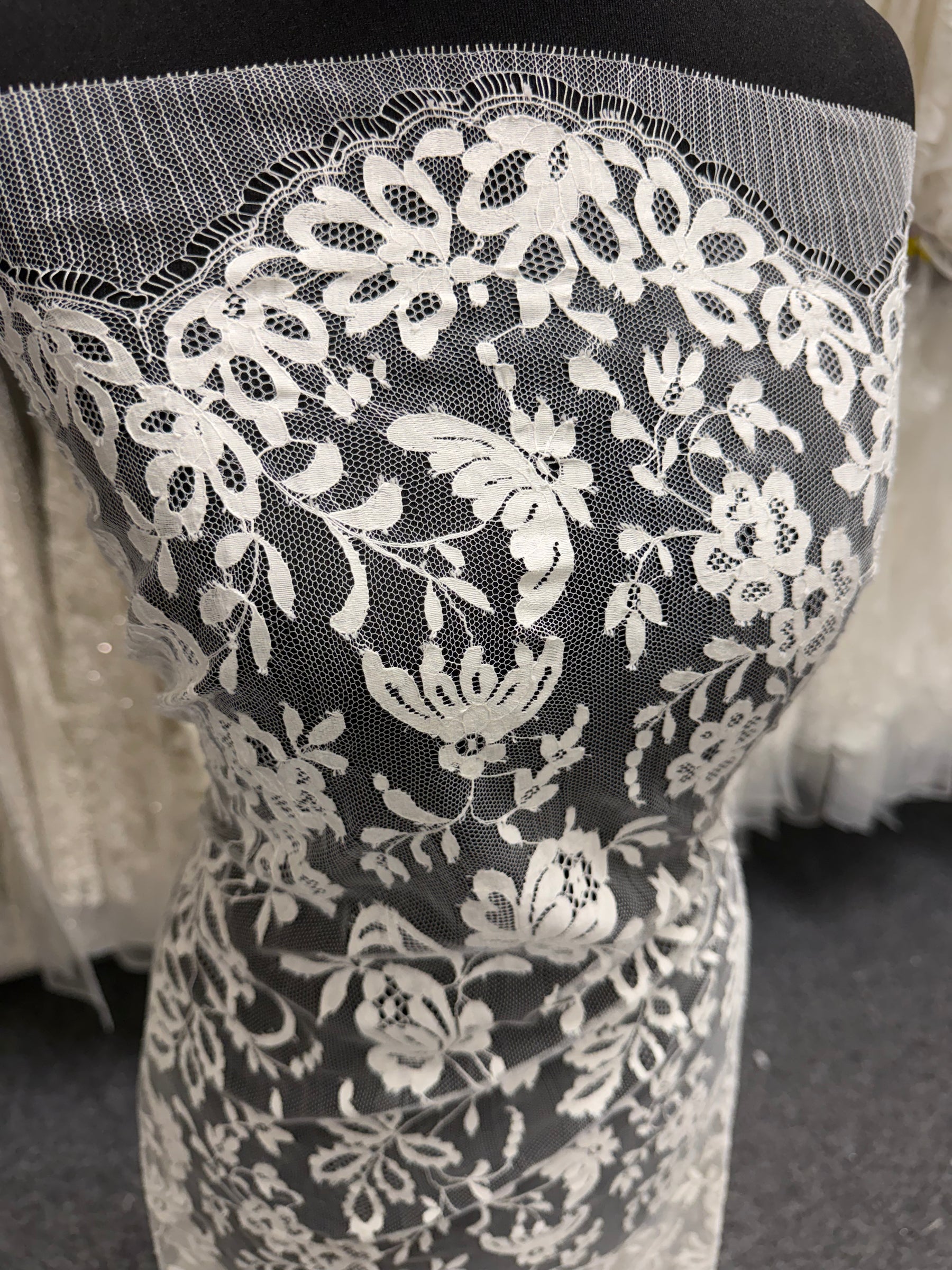 Dentelle de Chantilly ivoire - P182