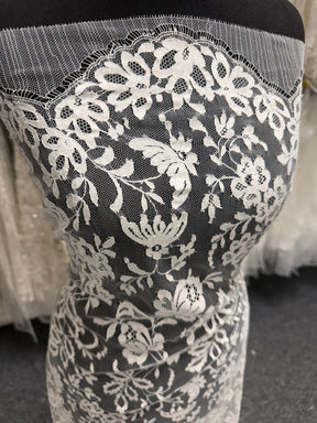 Dentelle de Chantilly ivoire - P182
