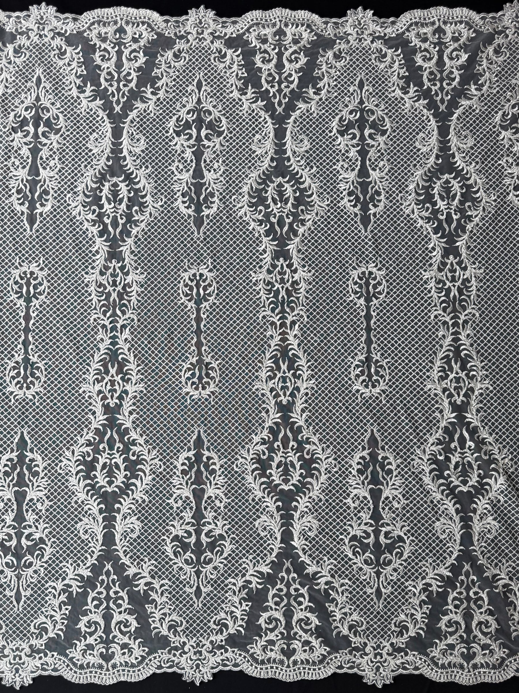 Tulle brodé de perles ivoire - EB1020