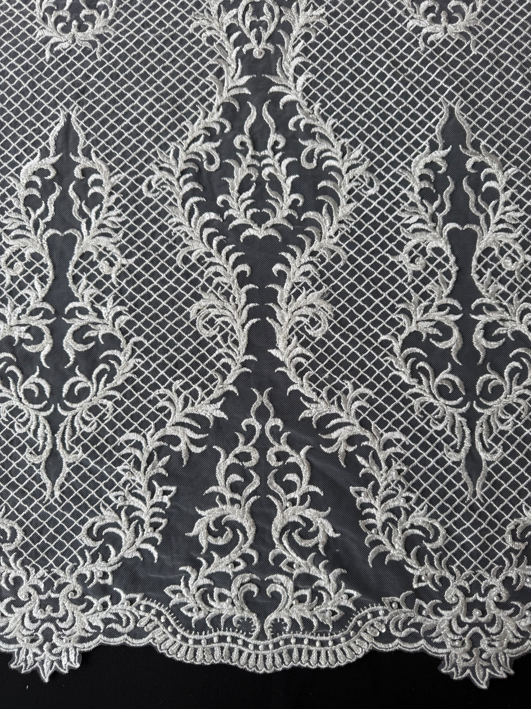 Tulle brodé de perles ivoire - EB1020