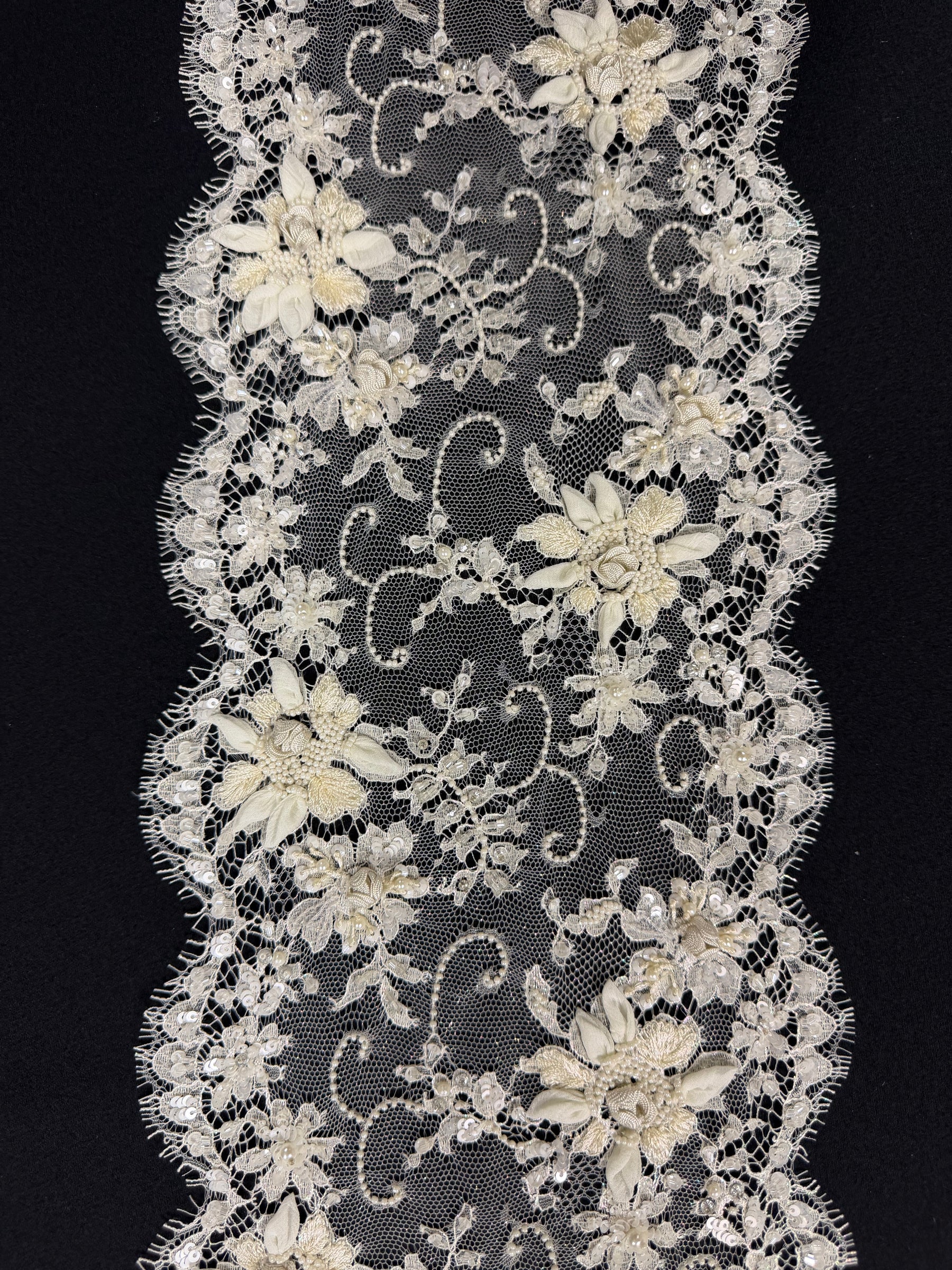 Bordure en dentelle française perlée et pailletée ivoire - T266