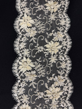 Bordure en dentelle française perlée et pailletée ivoire - T266
