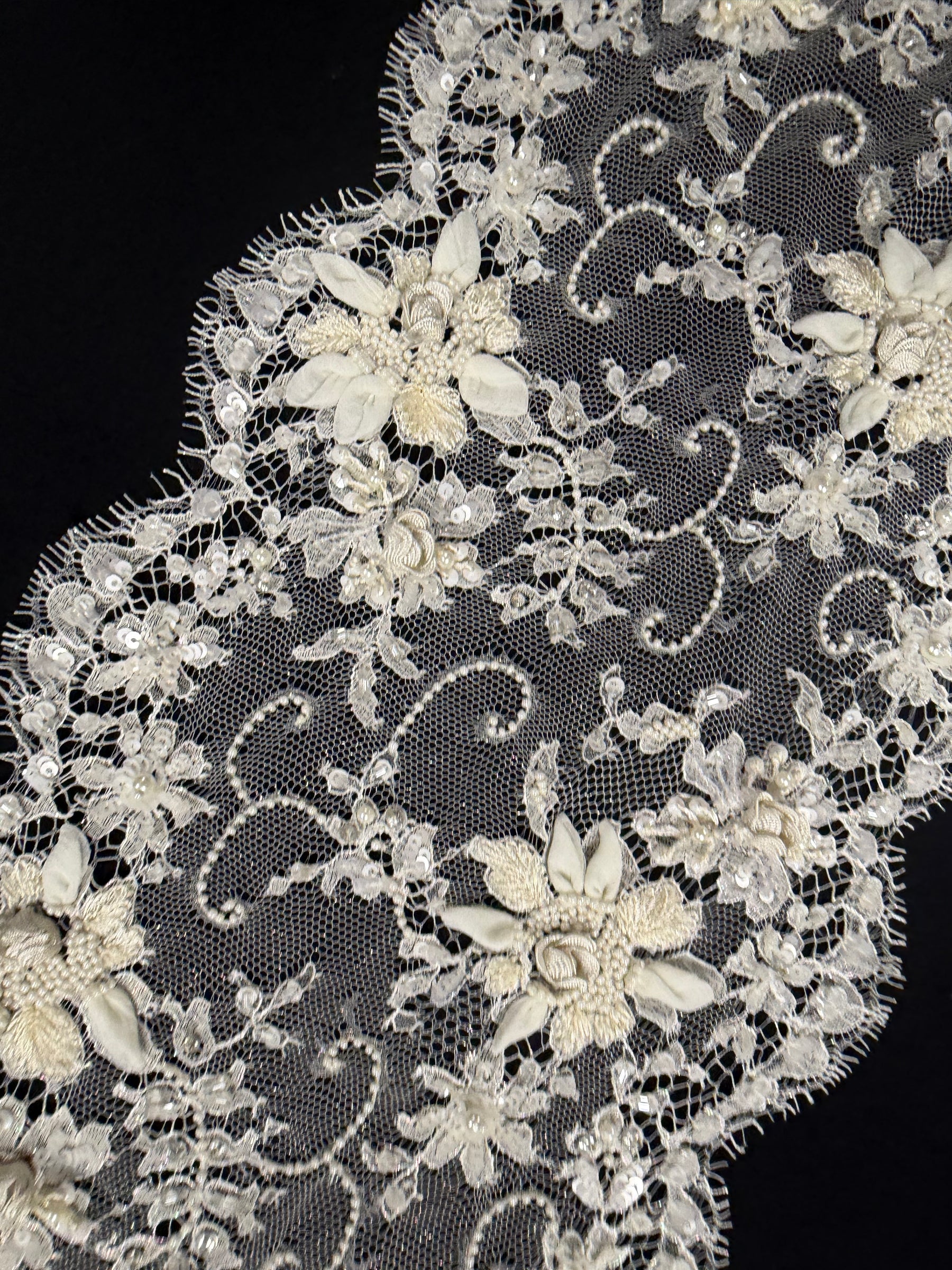 Bordure en dentelle française perlée et pailletée ivoire - T266