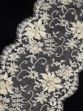 Bordure en dentelle française perlée et pailletée ivoire - T266