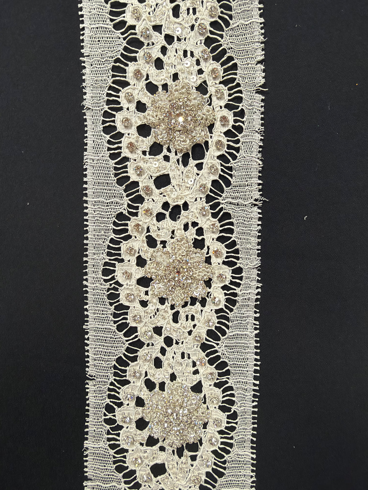 Bordure en dentelle de Chantilly perlée ivoire/argent - T262