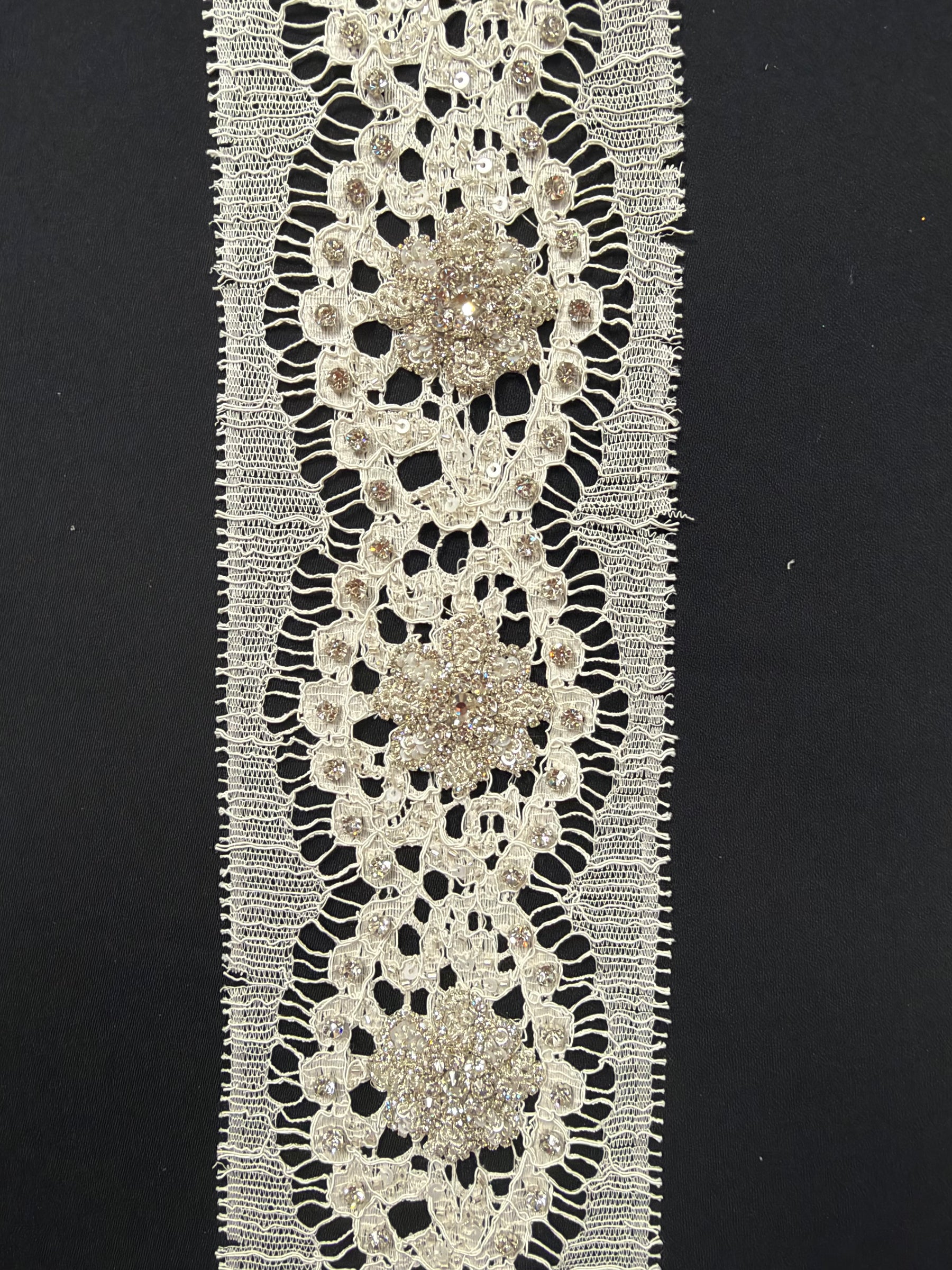 Bordure en dentelle de Chantilly perlée ivoire/argent - T262