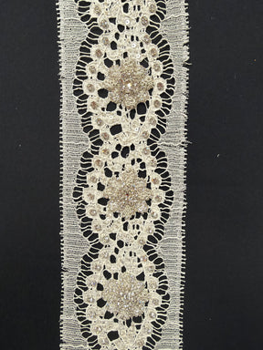 Bordure en dentelle de Chantilly perlée ivoire/argent - T262