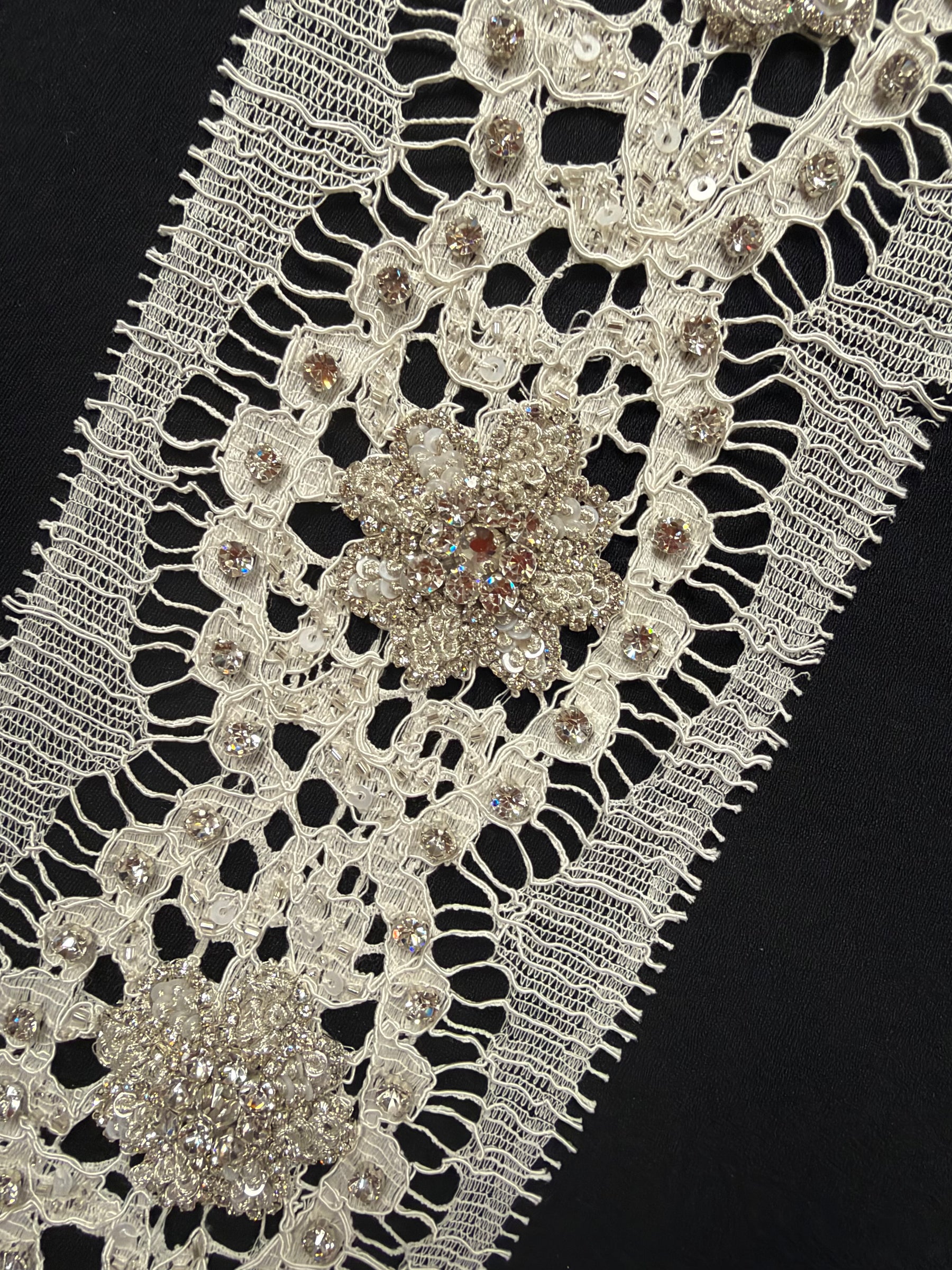 Bordure en dentelle de Chantilly perlée ivoire/argent - T262