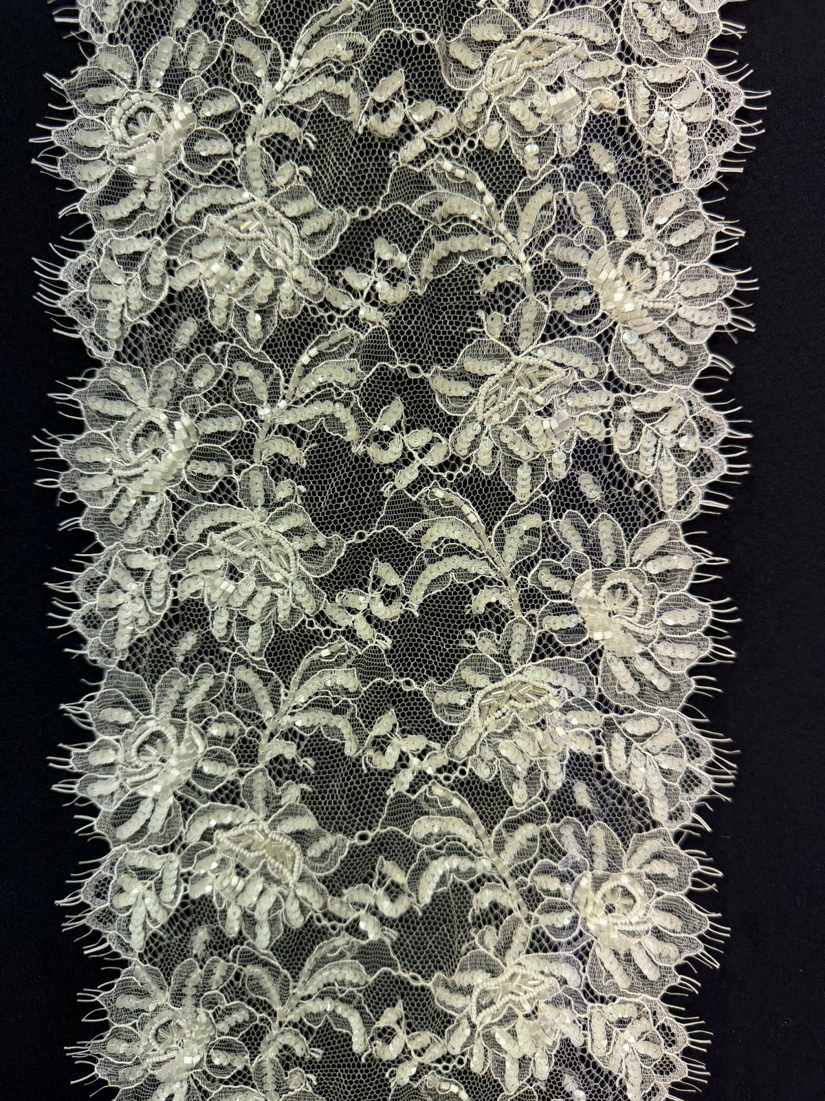 Bordure perlée et à sequins indienne ivoire - T452