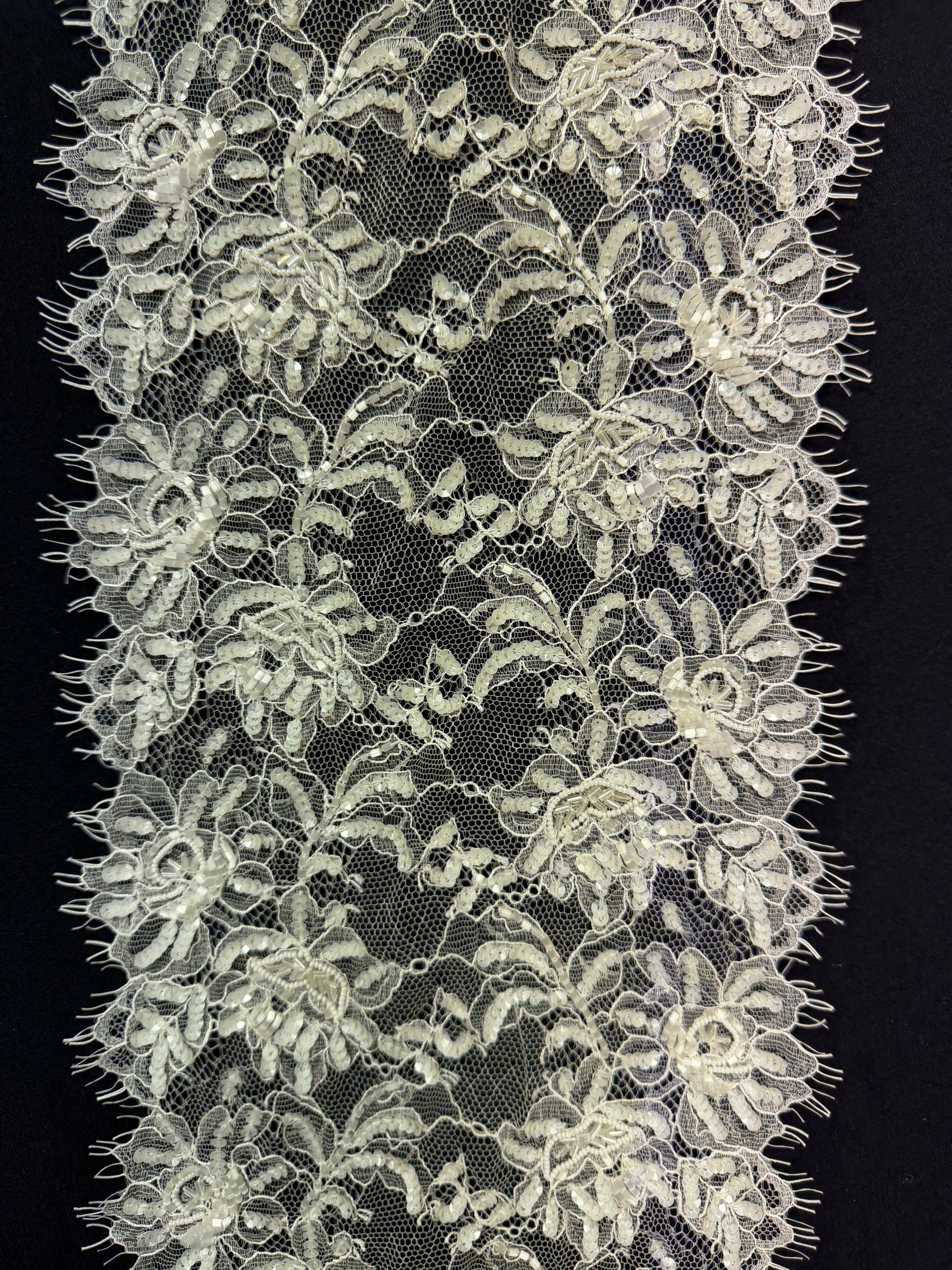 Bordure perlée et à sequins indienne ivoire - T452