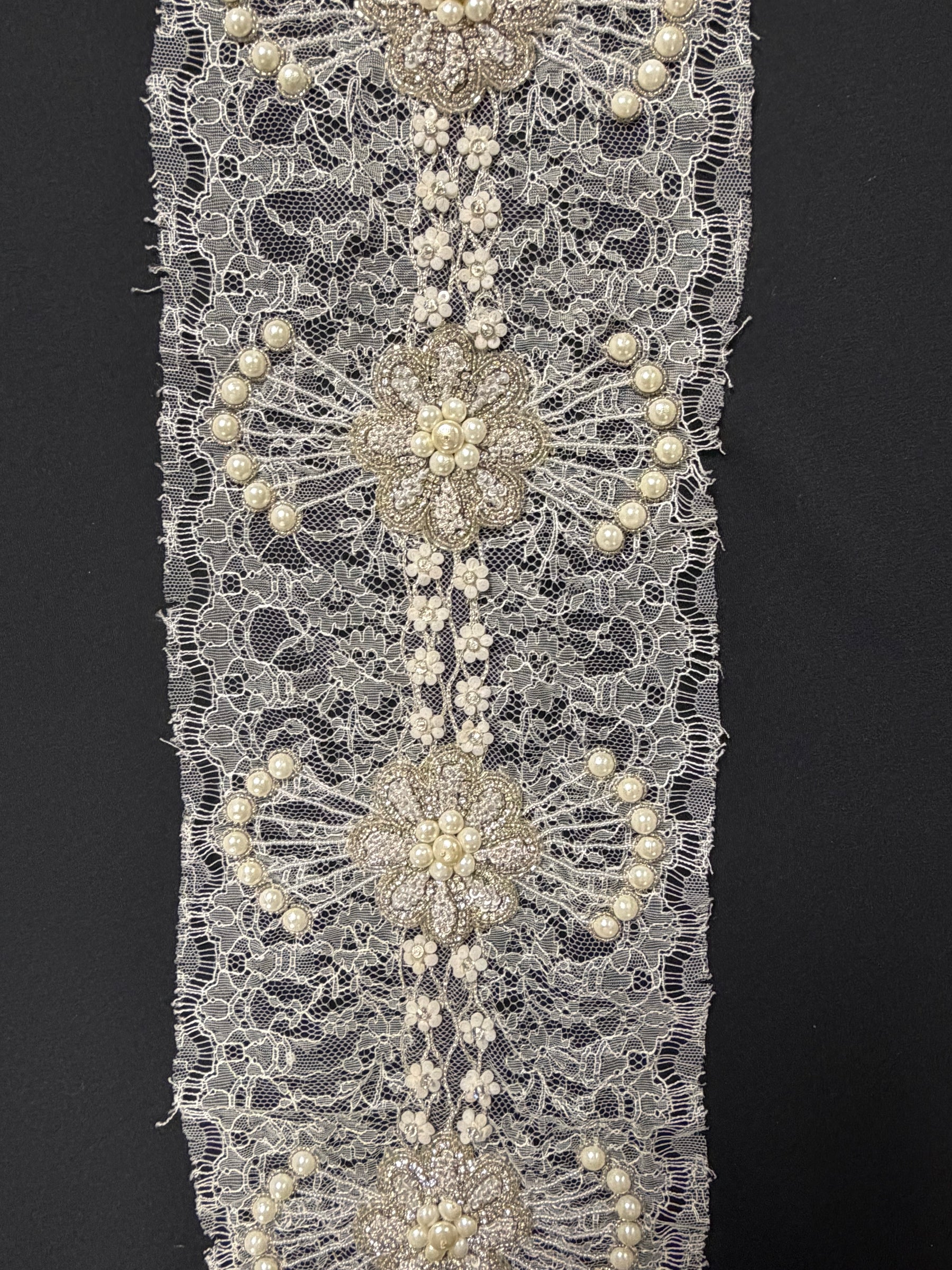 Bordure en dentelle de Chantilly française perlée, perles et cristaux ivoire - T264