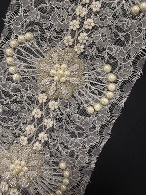 Bordure en dentelle de Chantilly française perlée, perles et cristaux ivoire - T264