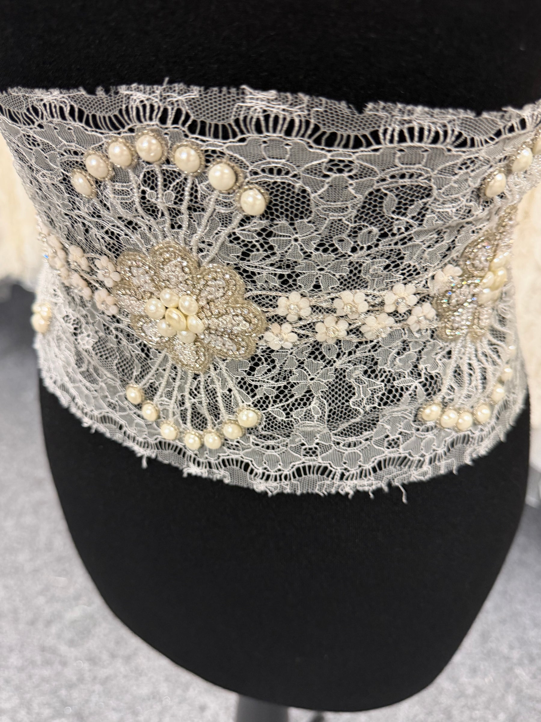 Bordure en dentelle de Chantilly française perlée, perles et cristaux ivoire - T264