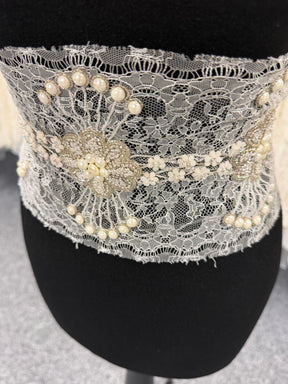 Bordure en dentelle de Chantilly française perlée, perles et cristaux ivoire - T264