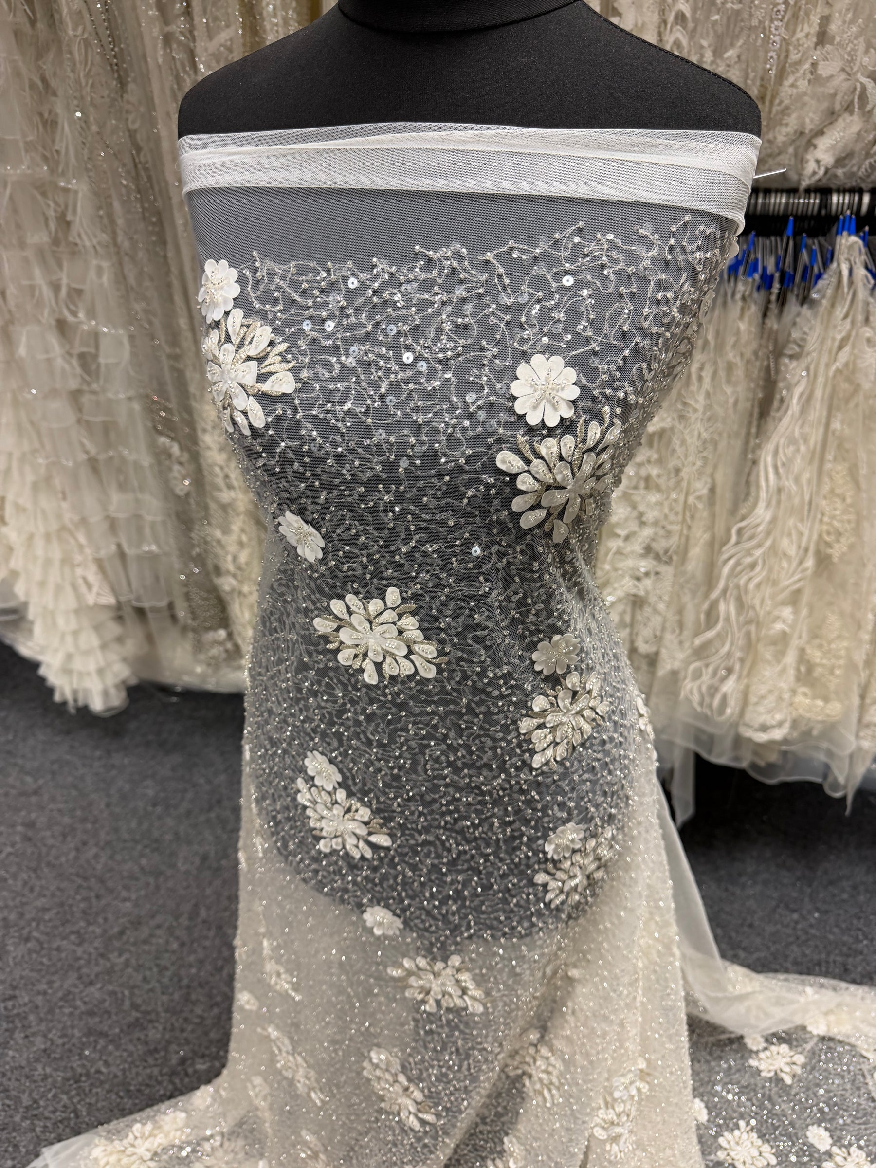 Tulle brodé de perles ivoire - EB1074