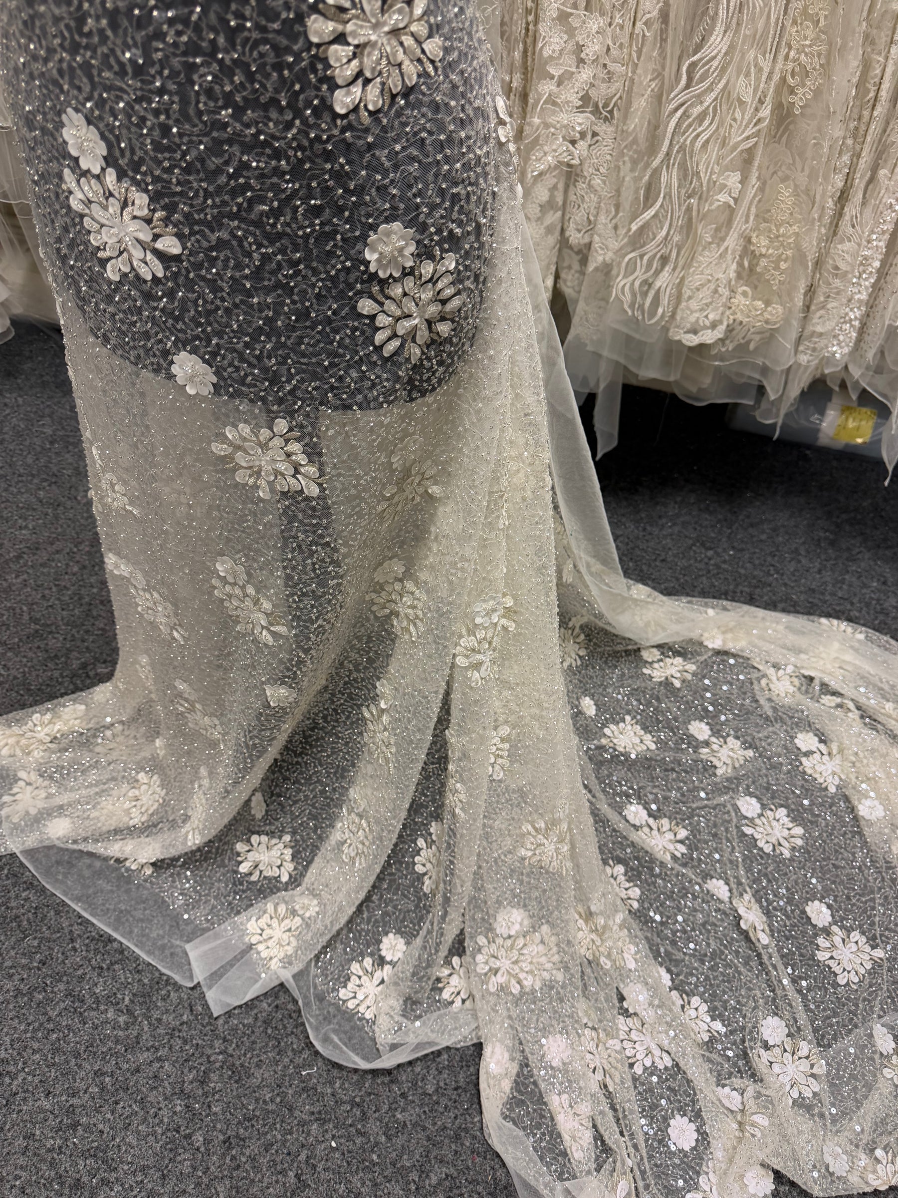 Tulle brodé de perles ivoire - EB1074