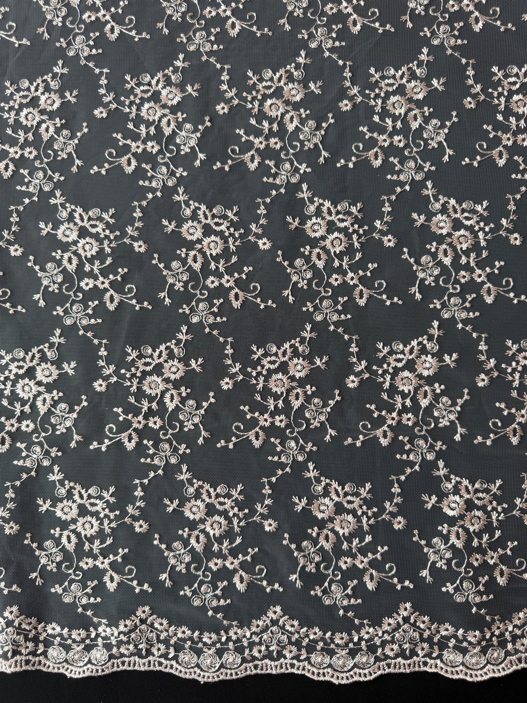 Dentelle brodée Rose Antique - P615