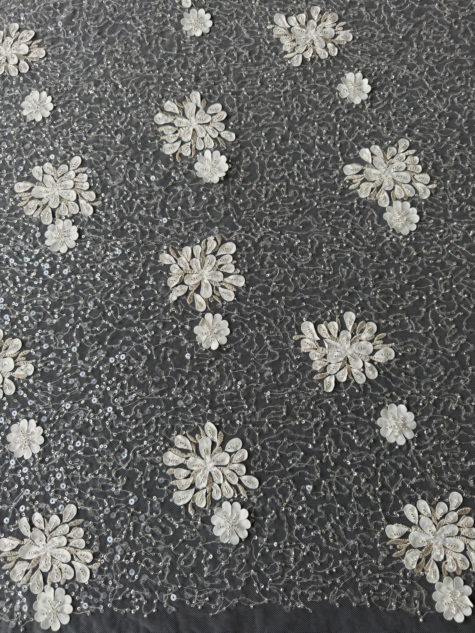 Tulle brodé de perles ivoire - EB1074
