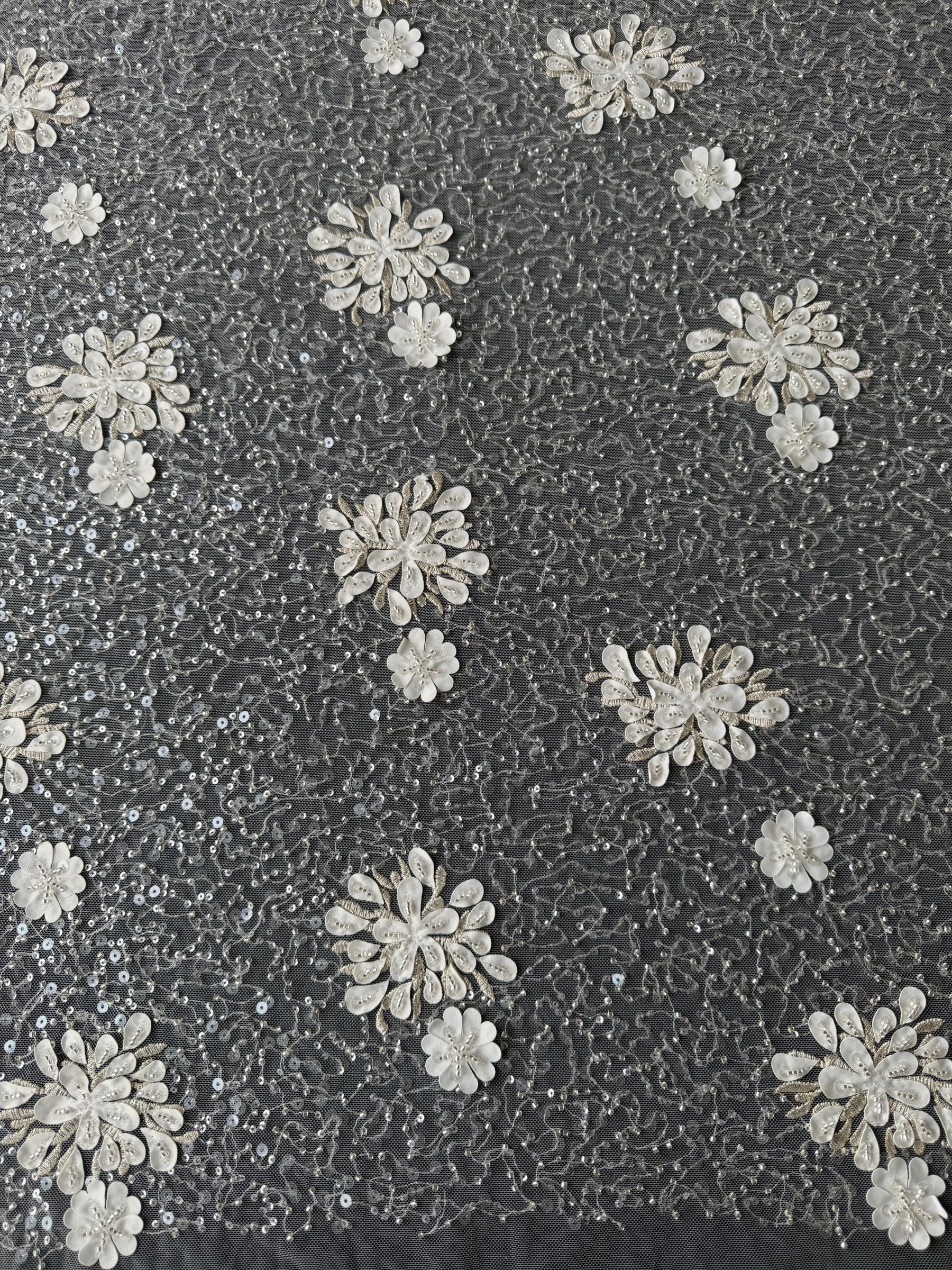 Tulle brodé de perles ivoire - EB1074