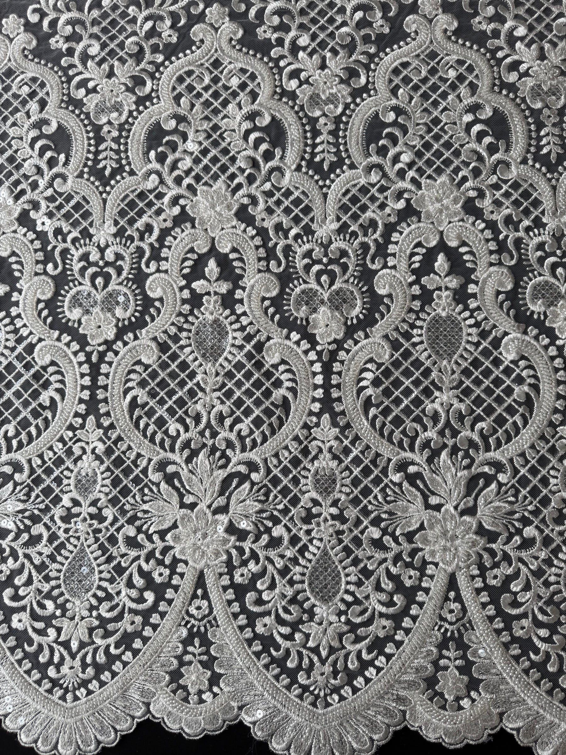 Tulle brodé de perles ivoire - EB1032