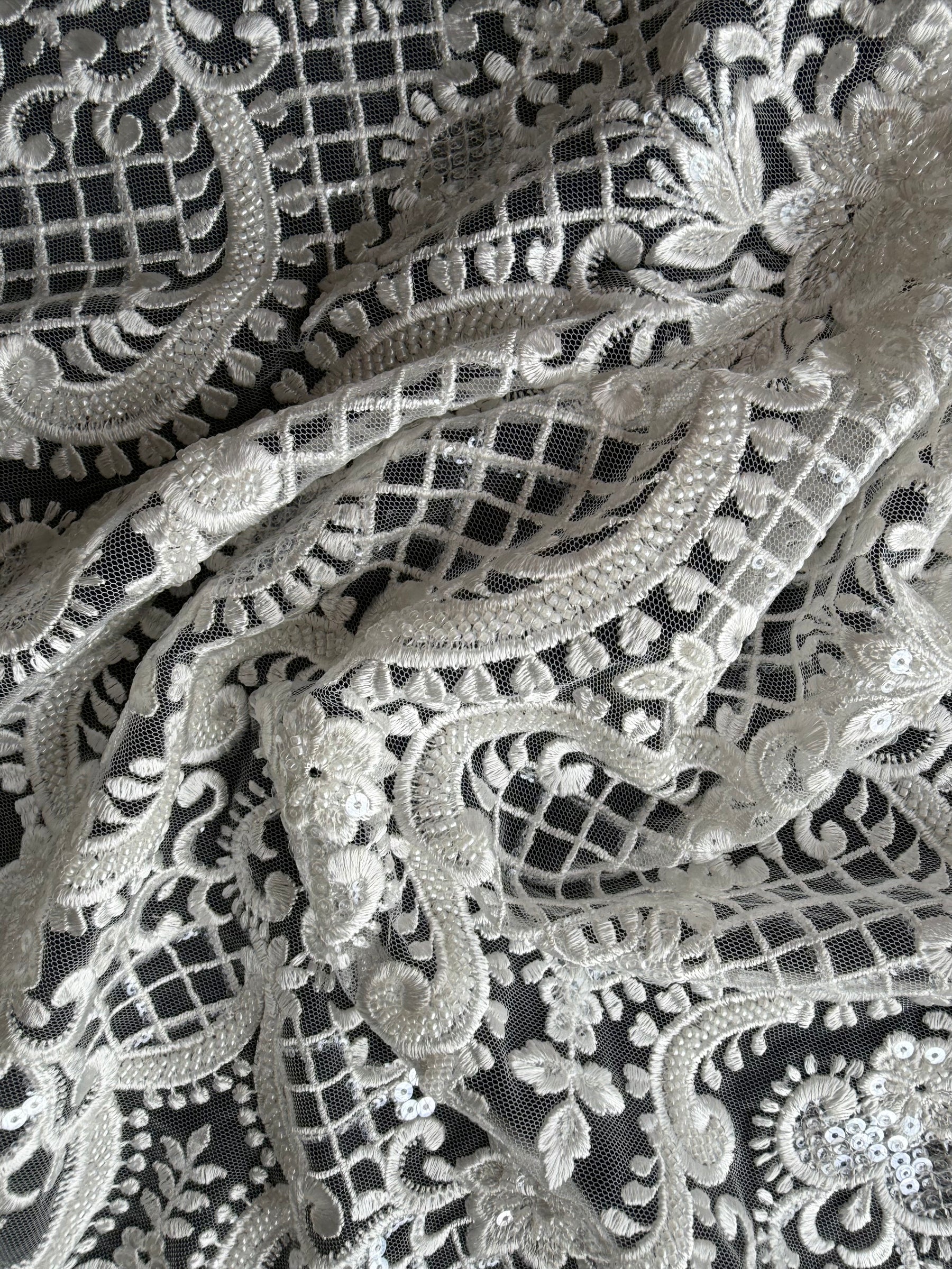 Tulle brodé de perles ivoire - EB1032
