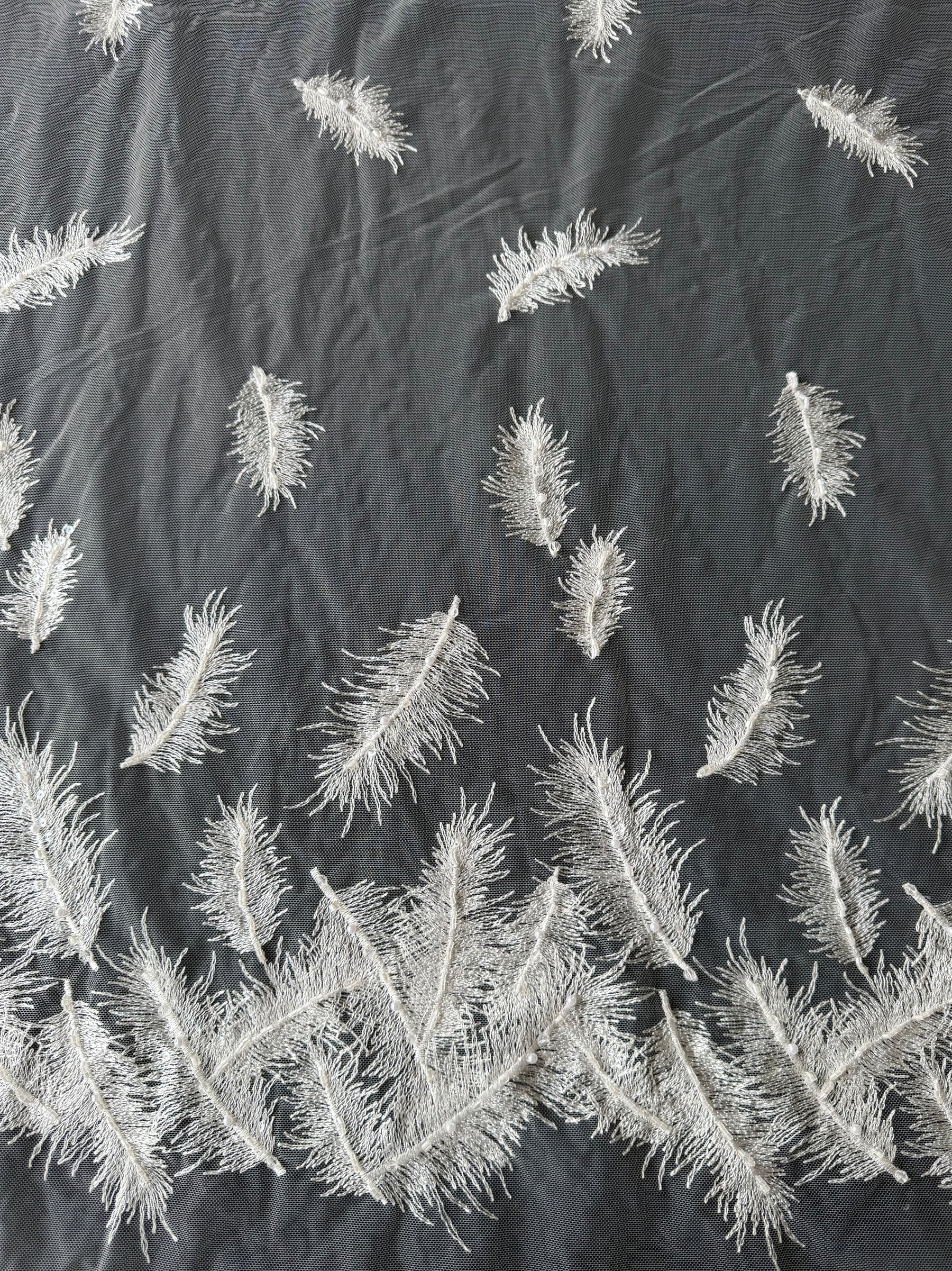 Tulle brodé de perles ivoire - EB1043