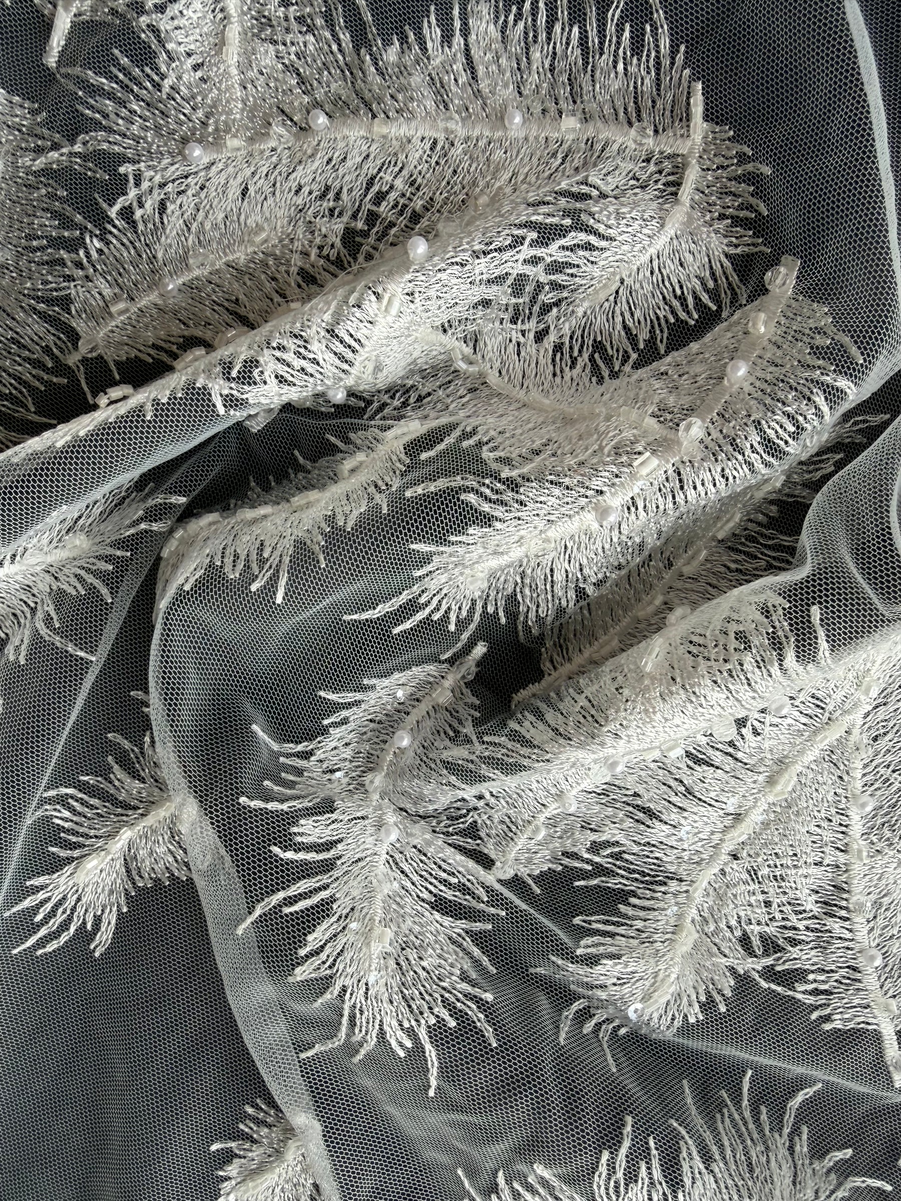 Tulle brodé de perles ivoire - EB1043
