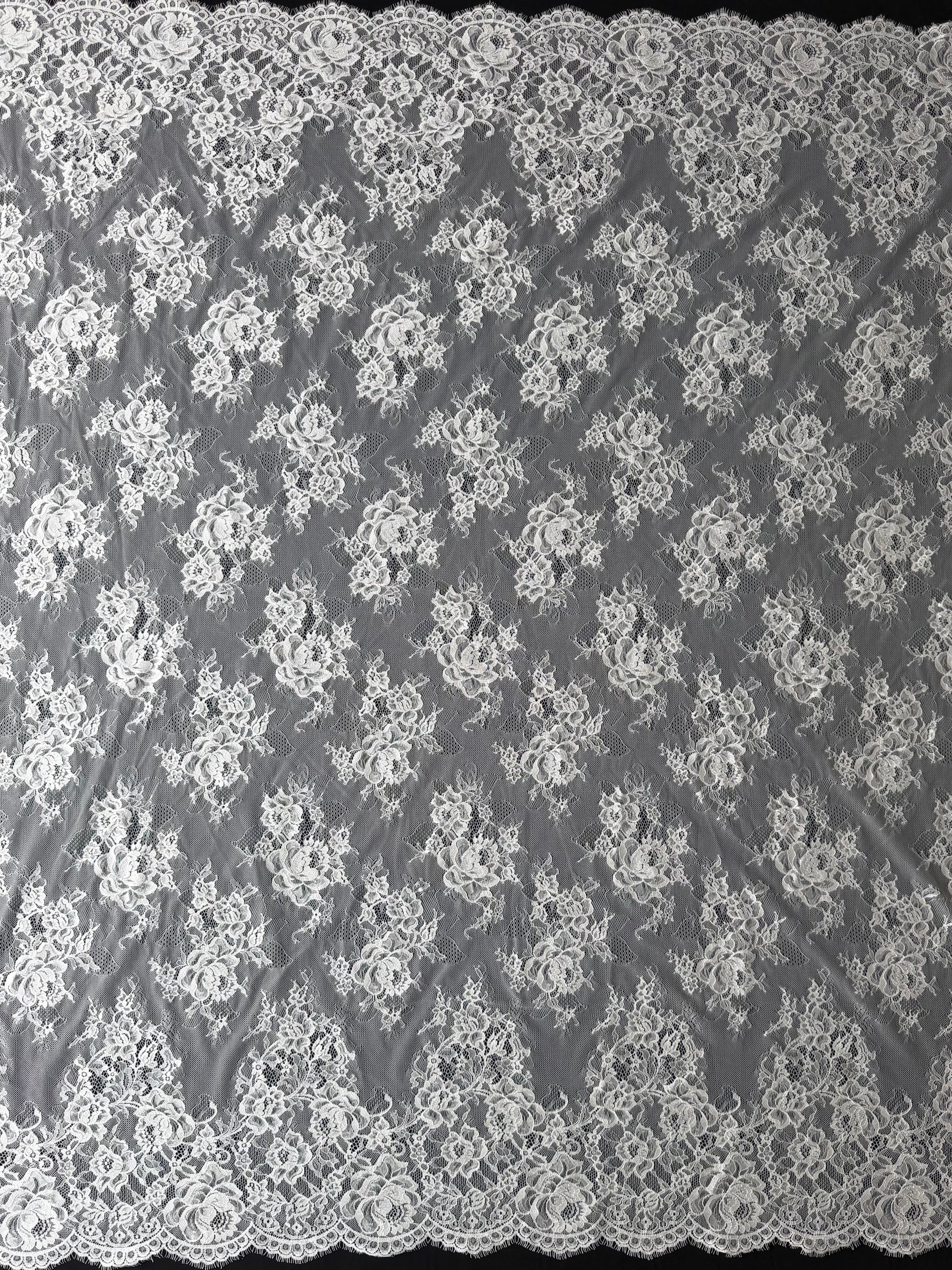 Dentelle Raschel ivoire - P378
