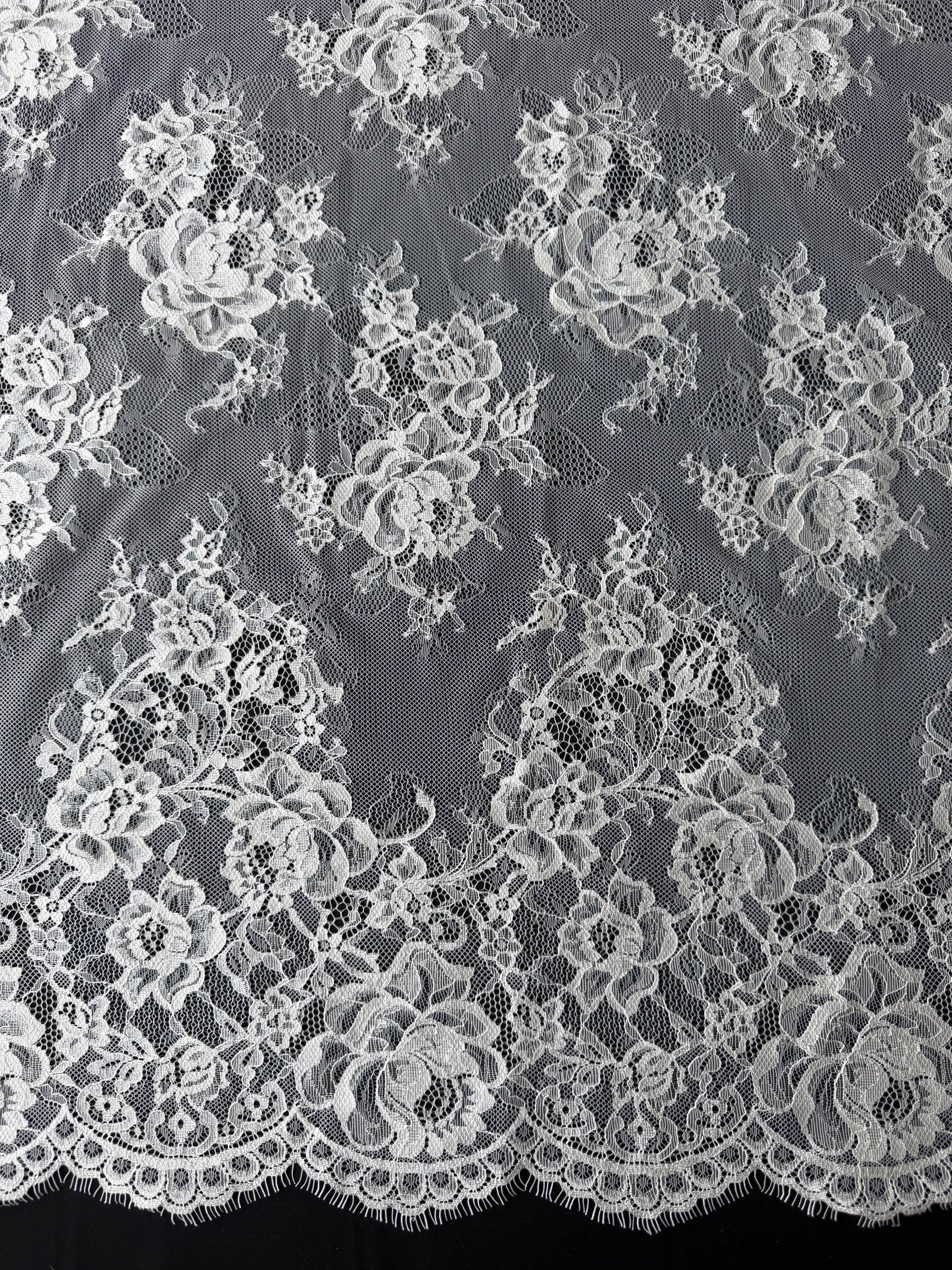 Dentelle Raschel ivoire - P378